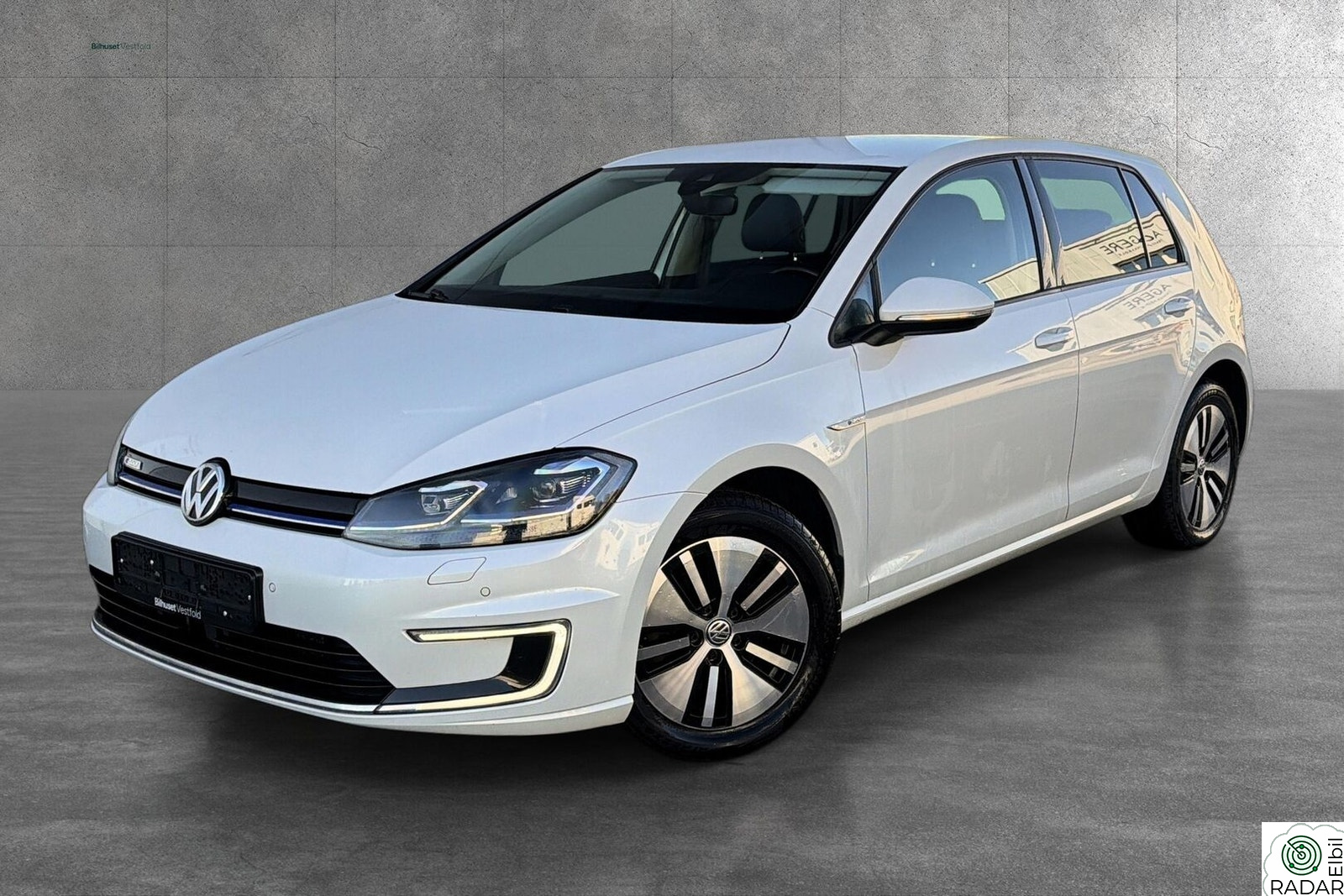 VOLKSWAGEN GOLF EXCLUSIVE, 300KM, VARMEPUMPE, DAB+, R-KAMERA, APP, EU28