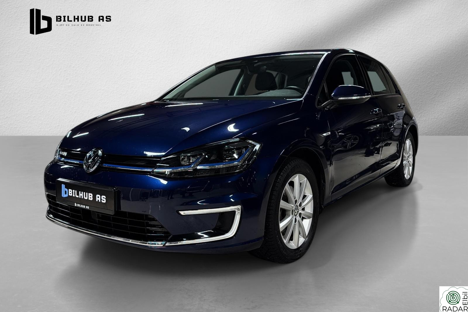 VOLKSWAGEN GOLF 300km. ActiveInfo V.pumpe Navi ACC Garanti ++