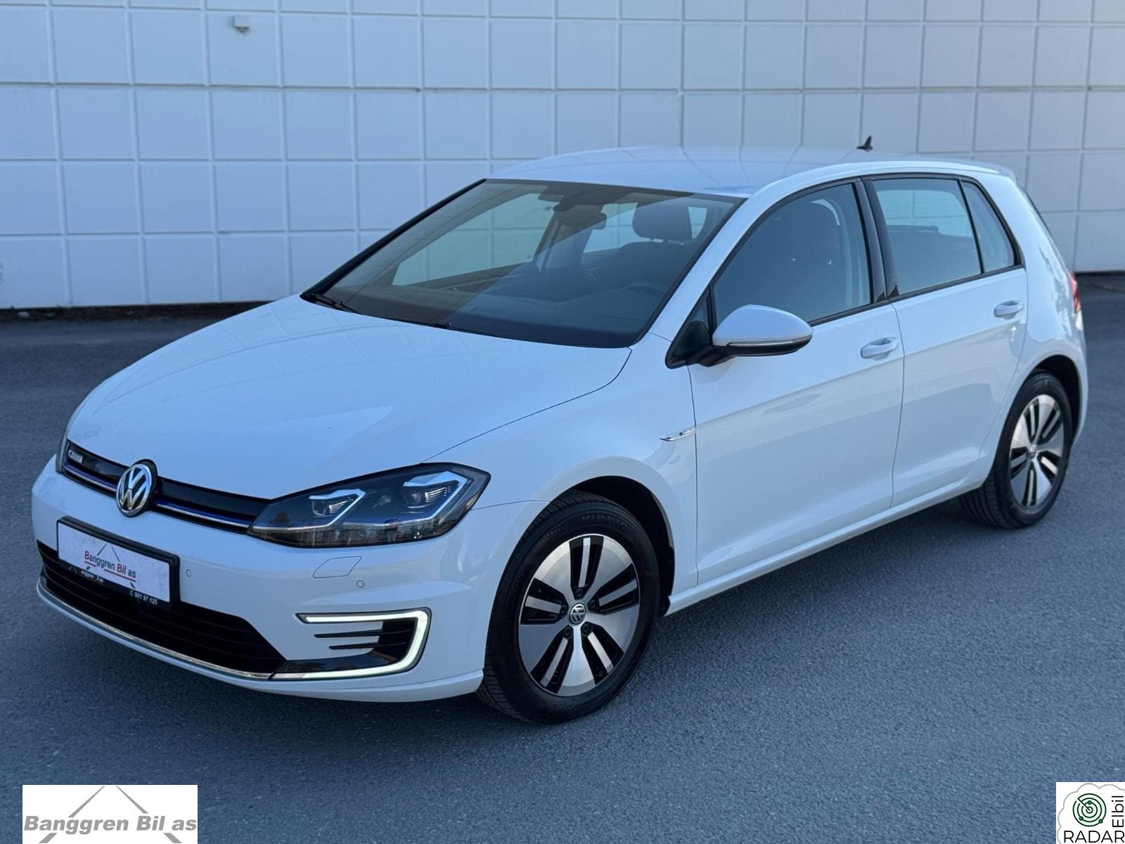 VOLKSWAGEN GOLF En eier Navi 300km Perlemorhvit Meget pen bil.