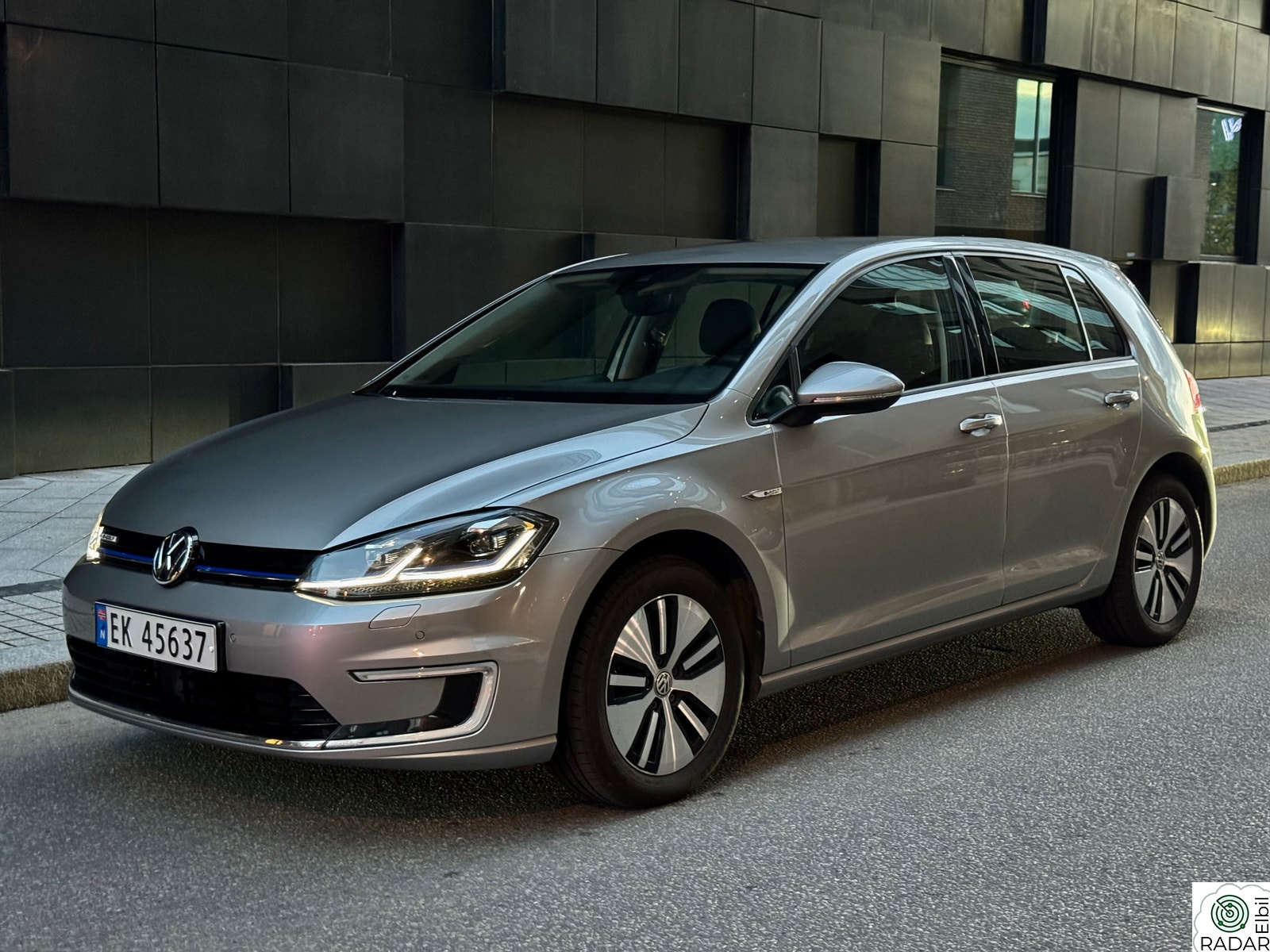VOLKSWAGEN GOLF eGolf / 300km / Skinn / Active info / Topputstyrt++