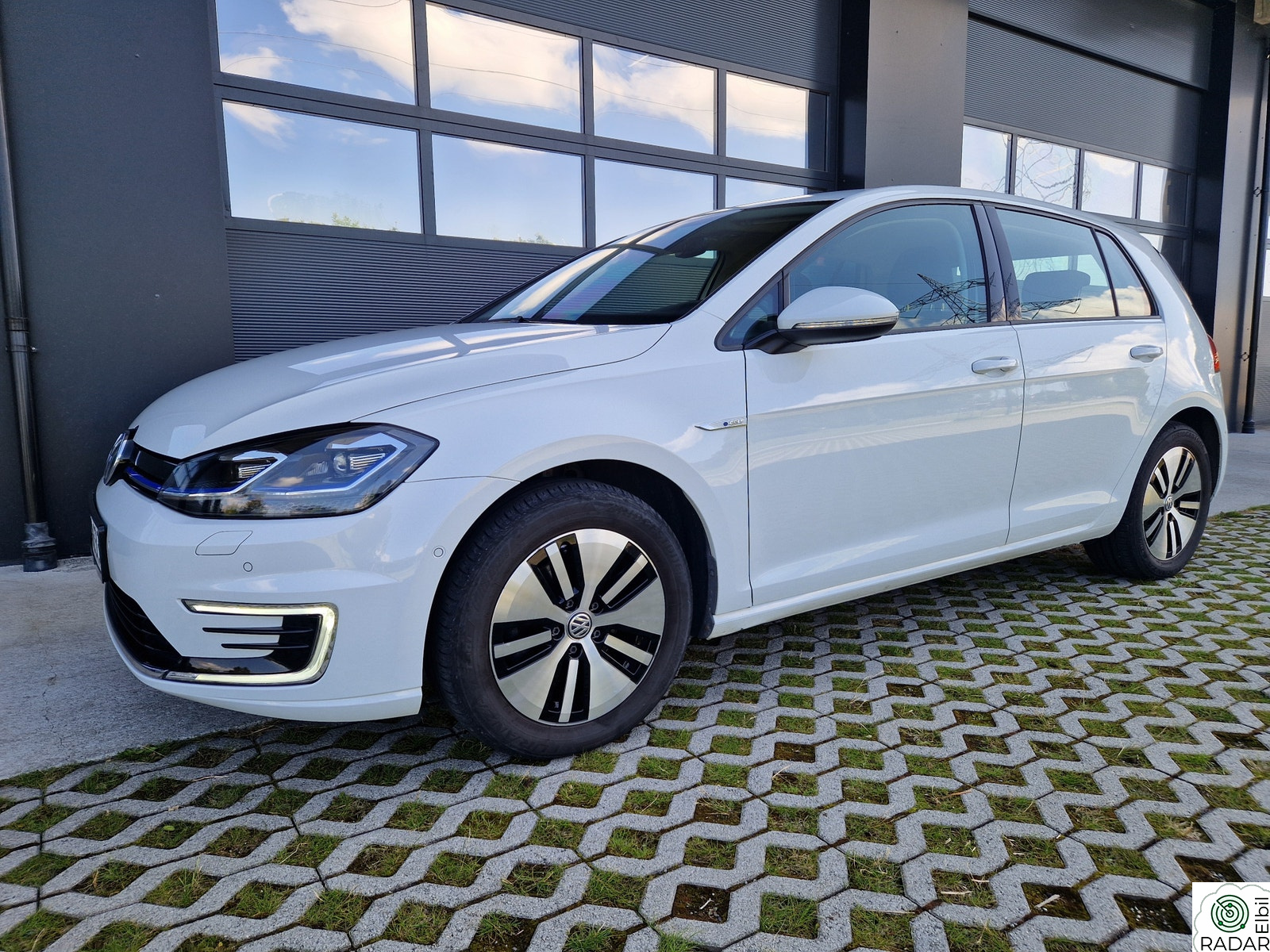 VOLKSWAGEN GOLF 136 HK 300 KM ADAPTIV CRUISE-KAMERA VELHOLDT.
