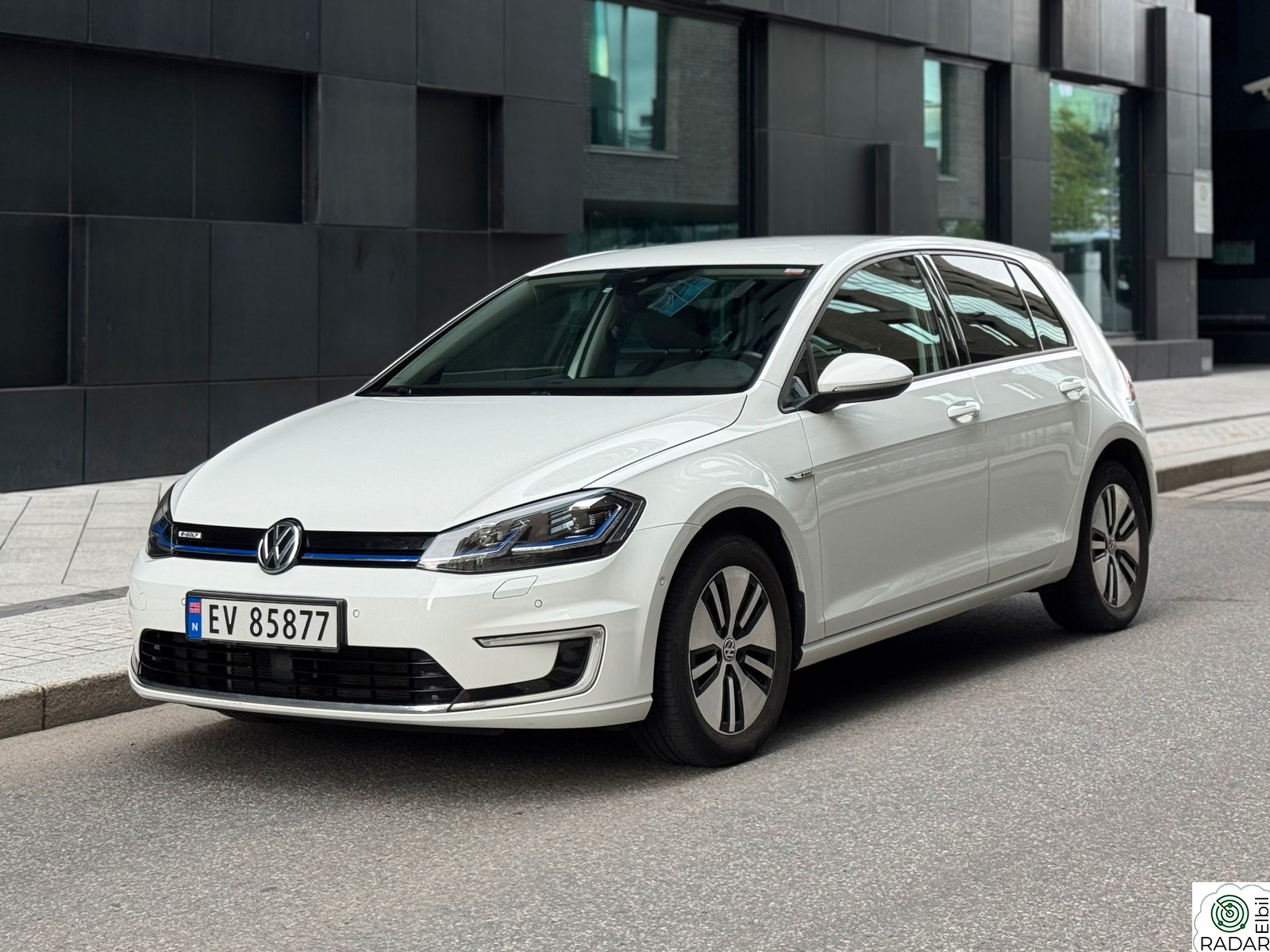 VOLKSWAGEN GOLF eGolf / 300km / Skinn / Active info / Topputstyrt++