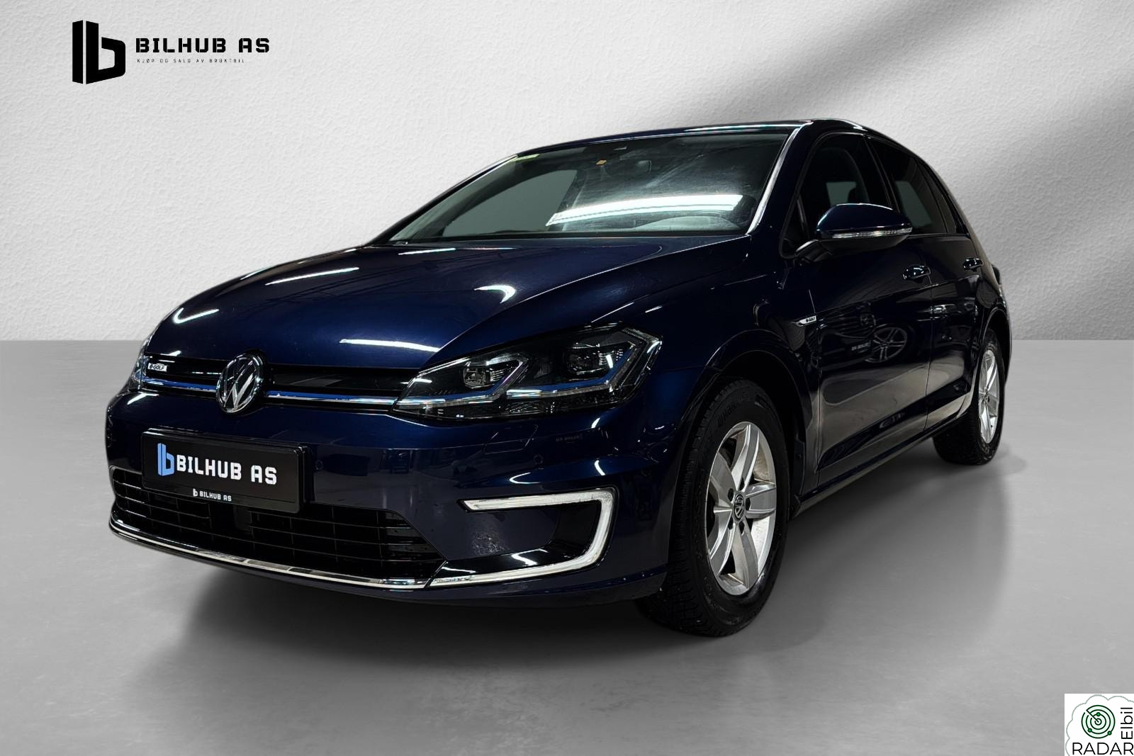 VOLKSWAGEN GOLF 300 km. ACC BLIS ActiveInfo Keyless Kamera Navi ++