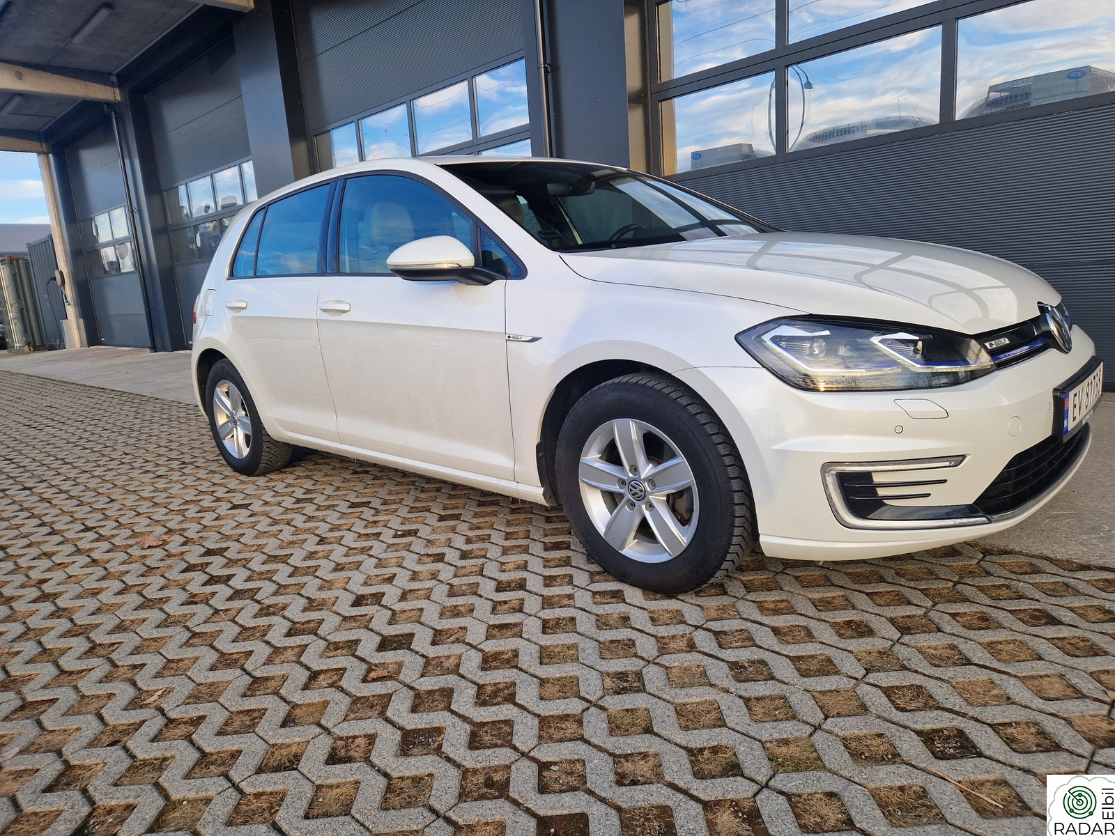 VOLKSWAGEN GOLF 136 HK LONG RANGE-SKINN-KAMERA-ACC-LANE ASSIST- GARANTI