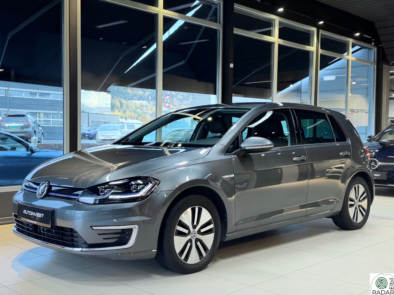 VOLKSWAGEN GOLF E GOLF EXCLUSIVE-KAMERA-SKINN-ACC-VARMEPUMPE-1EIER