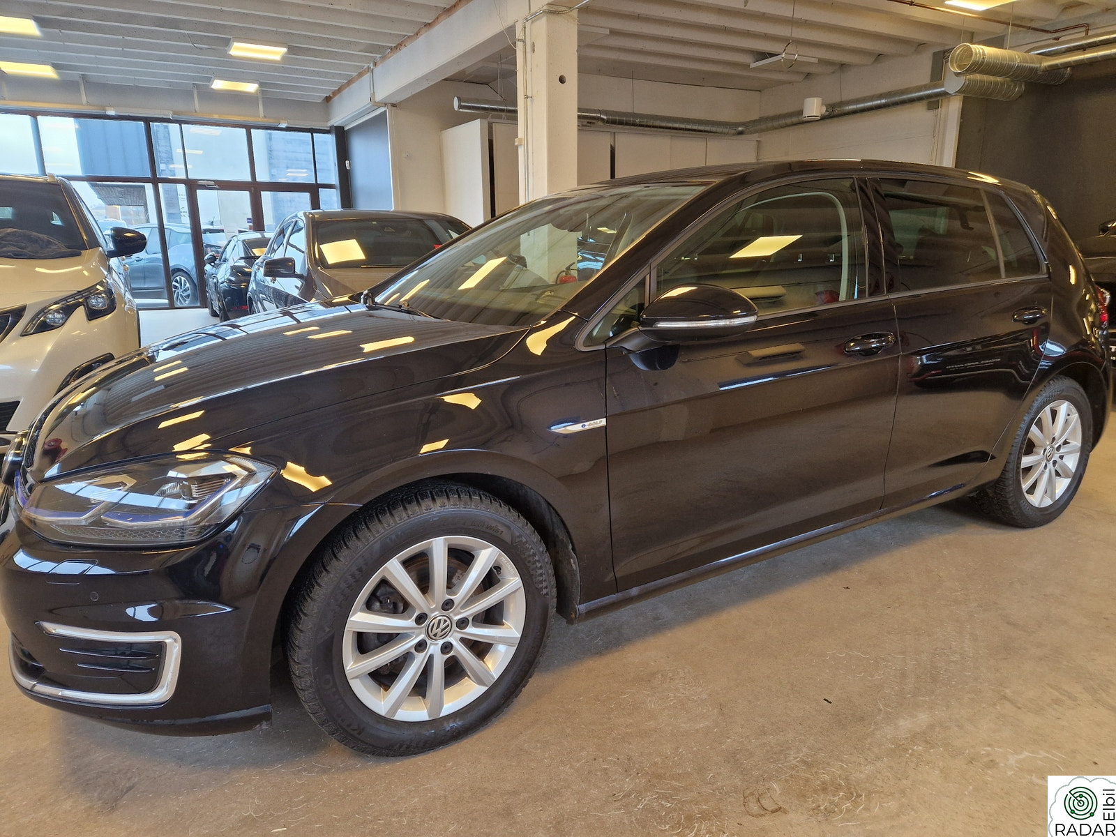 VOLKSWAGEN GOLF EXCLUSIVE- SKINN-KAMERA-LANE ASSIST- GARANTI