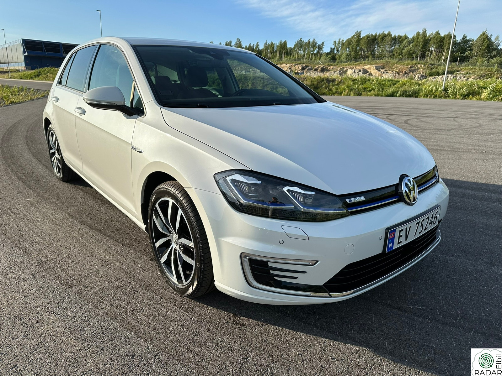 VOLKSWAGEN GOLF e-Golf Skinn/keyless/17"/LED/Ny service.