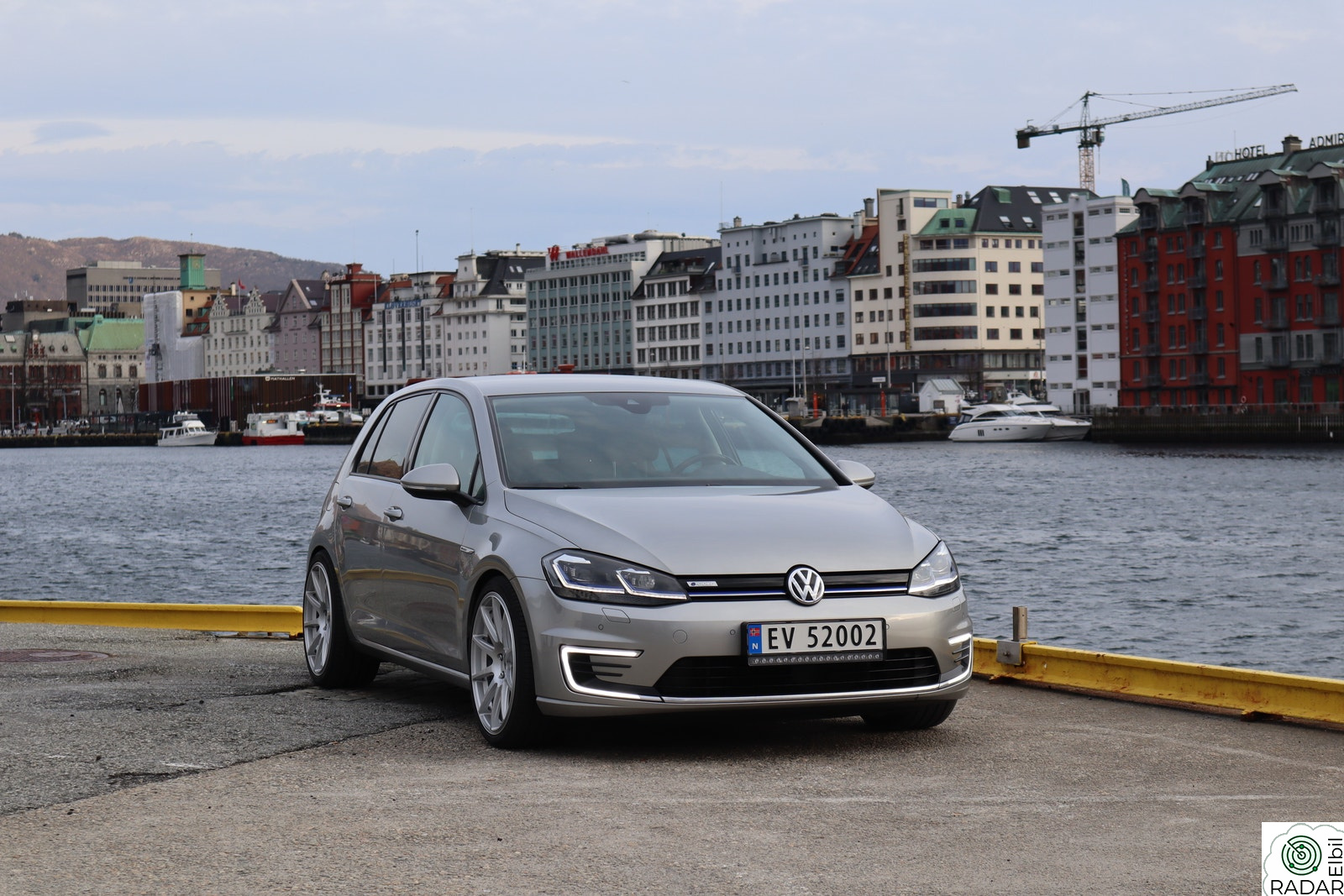 VOLKSWAGEN GOLF Dynaudio, skinn, keyless, matrix, acc, senk, 19" JR11