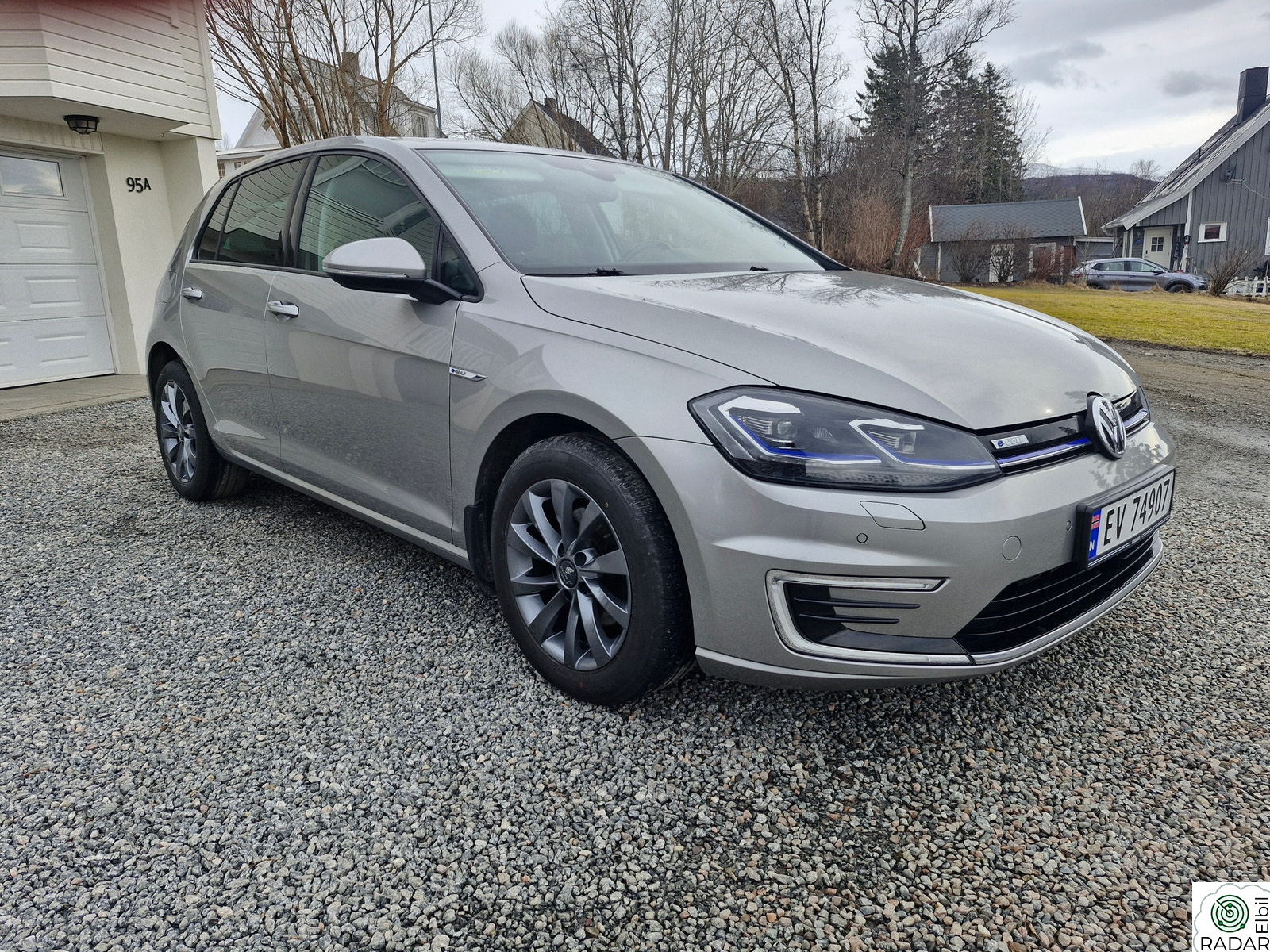 VOLKSWAGEN GOLF E-Golf Velholdt og pen bil.