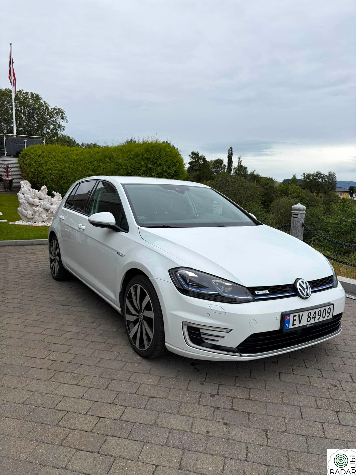 VOLKSWAGEN GOLF E-GOLF EXCLUSIVE 100KW, 300km, SKINN, Dynaudio, ACC