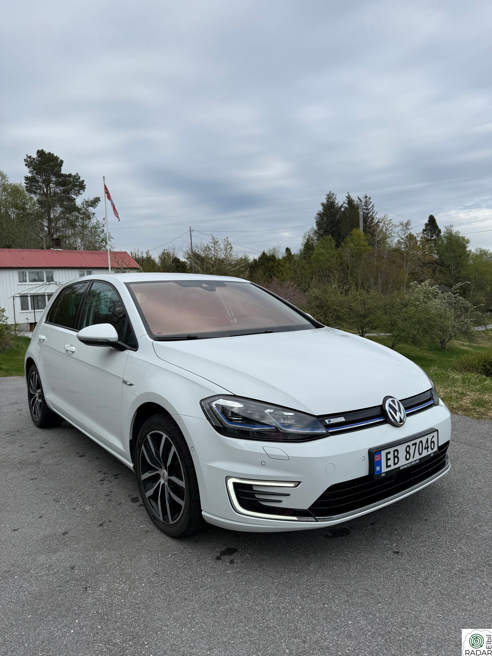 VOLKSWAGEN GOLF 100KW 300KM EXCLUSIVE SKINN/AID/ACC/R.KAM/DYN.LED/DAB+!