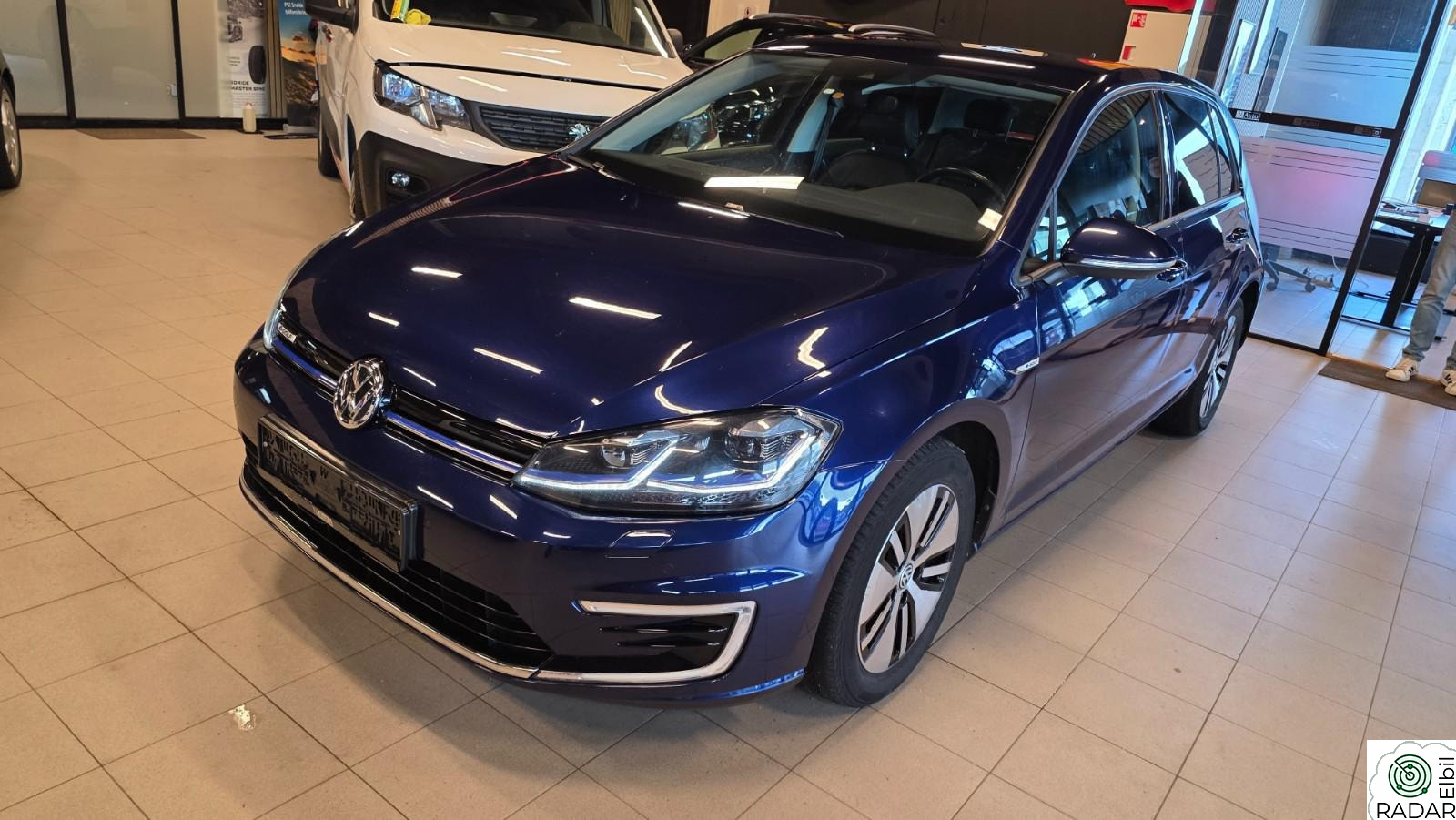 VOLKSWAGEN GOLF Skinn/Navi/ACC/R.Kam/Info display/ Keyless/Nye dekk