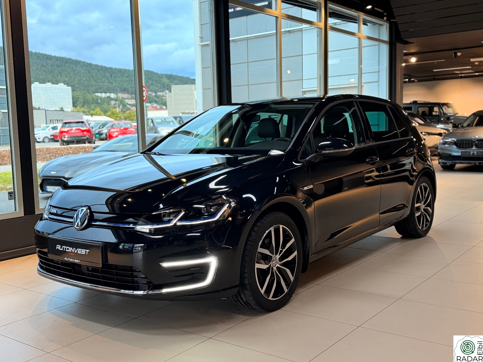 VOLKSWAGEN GOLF E GOLF EXCLUSIVE-KAMERA-SKINN-ACC-VARMEPUMPE-1EIER