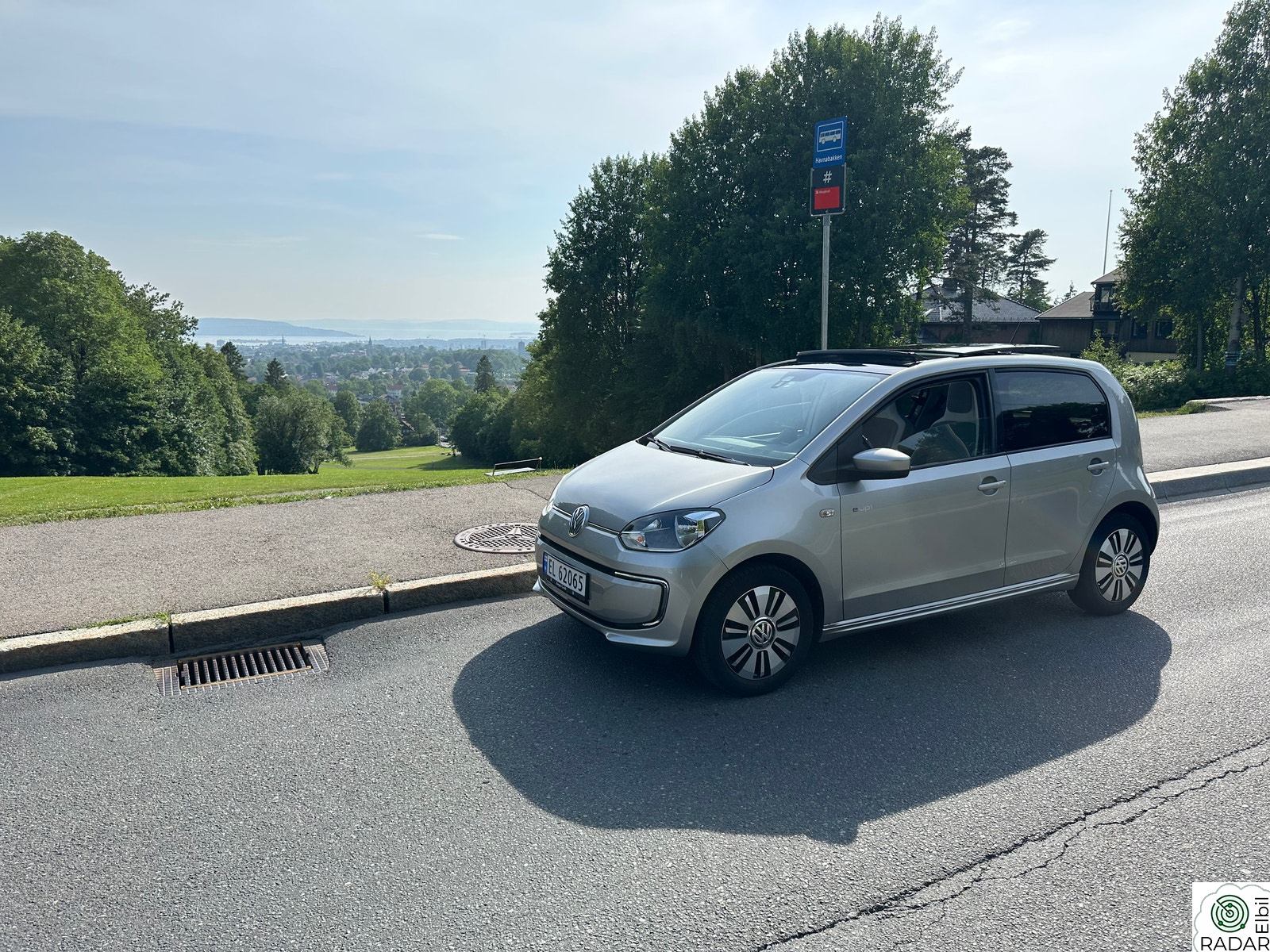 VOLKSWAGEN UP! Sjarmerende og lettkjørt bybil– lav km og soltak