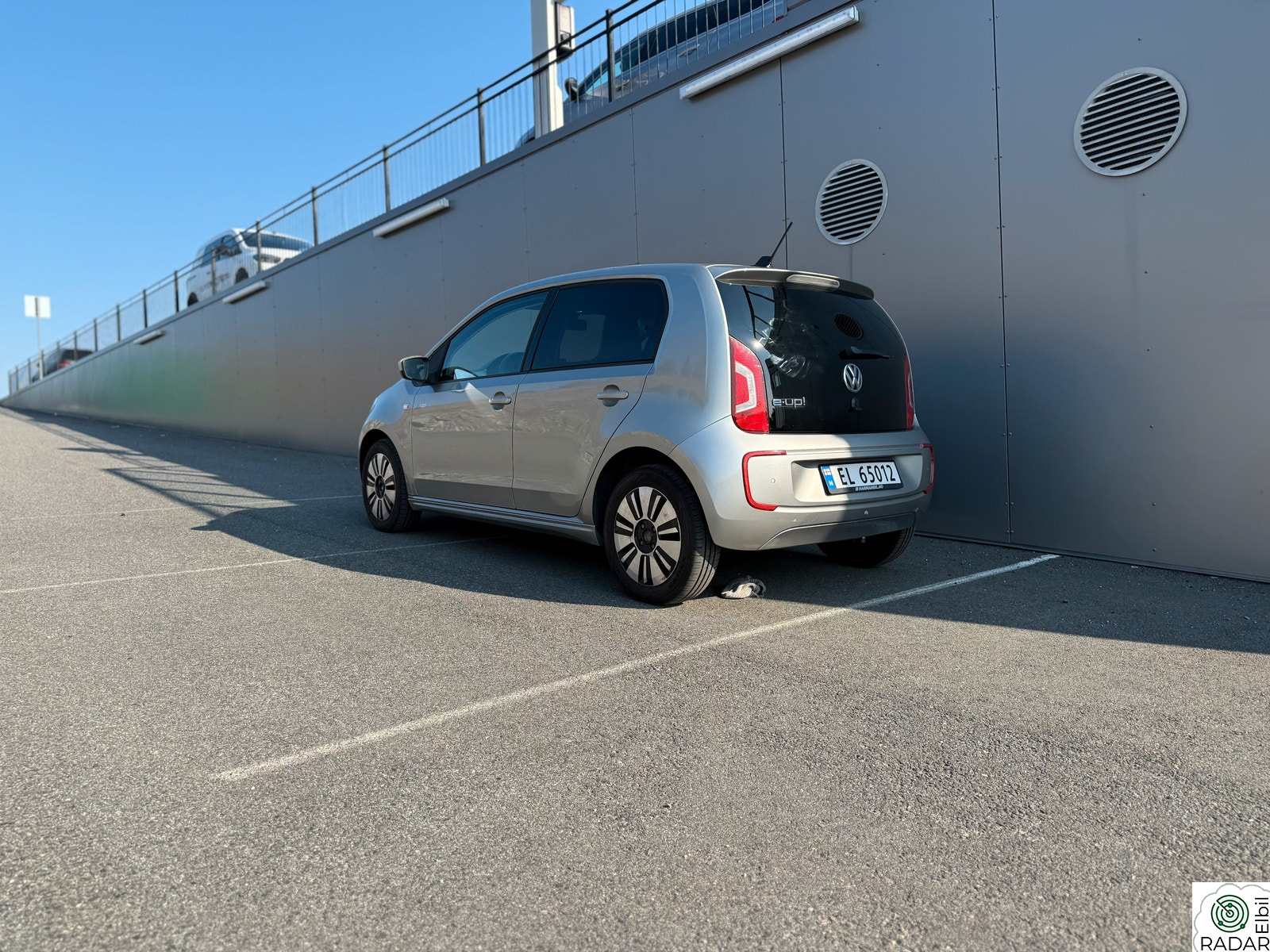 VOLKSWAGEN UP! Flott bil med fine farger
