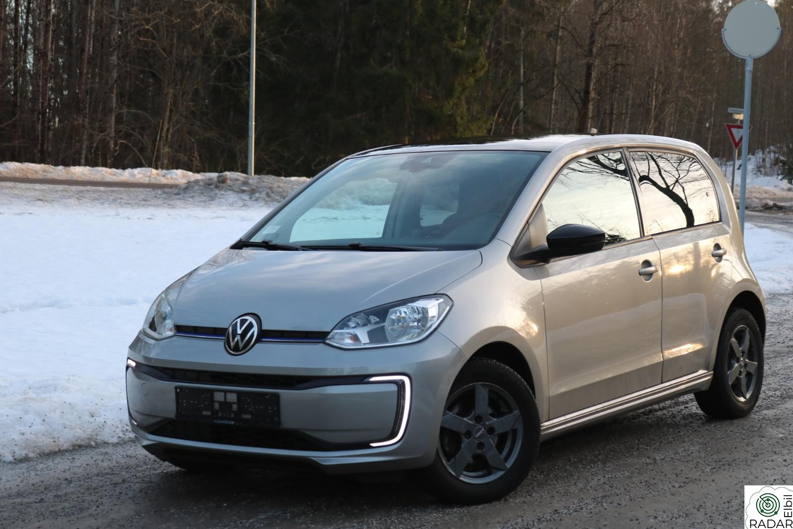 VOLKSWAGEN UP! 259KM 82HK HIGH DAB PDC CRUISE R-KAMERA LAV KM GARANTI
