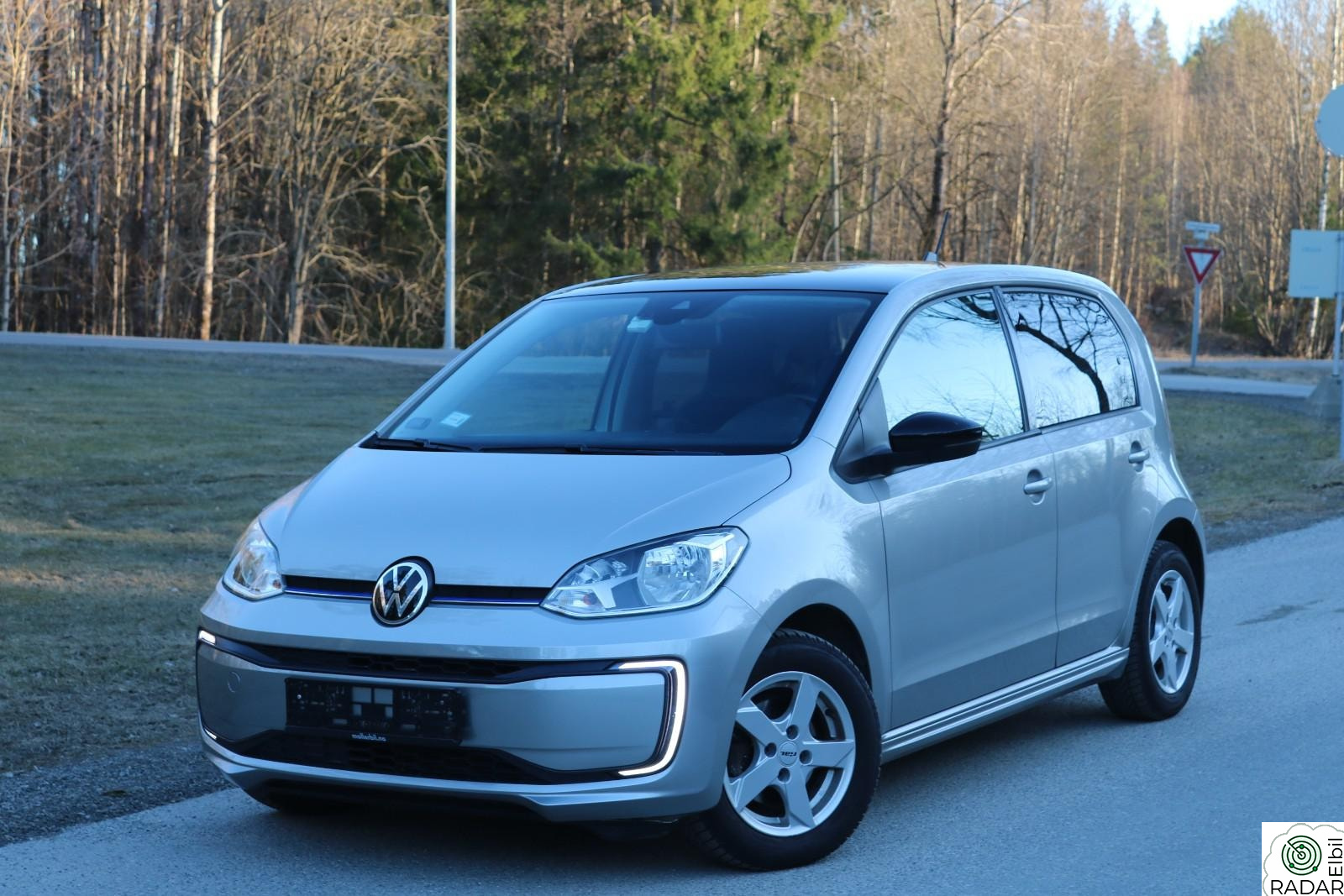 VOLKSWAGEN UP! 259KM 82HK HIGH DAB PDC CRUISE R-KAMERA PENBIL GARANTI