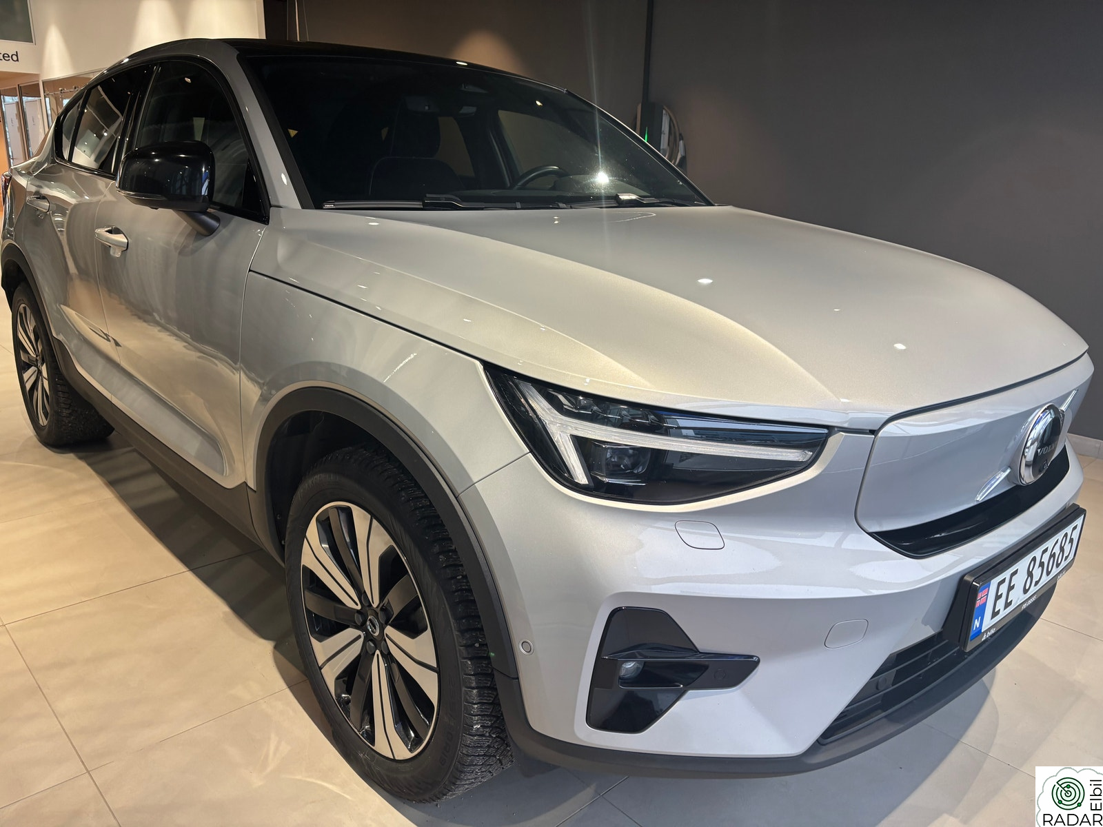 VOLVO C40 Recharge Twin AWD Ultimate, Pixel-lys, Hengerfeste