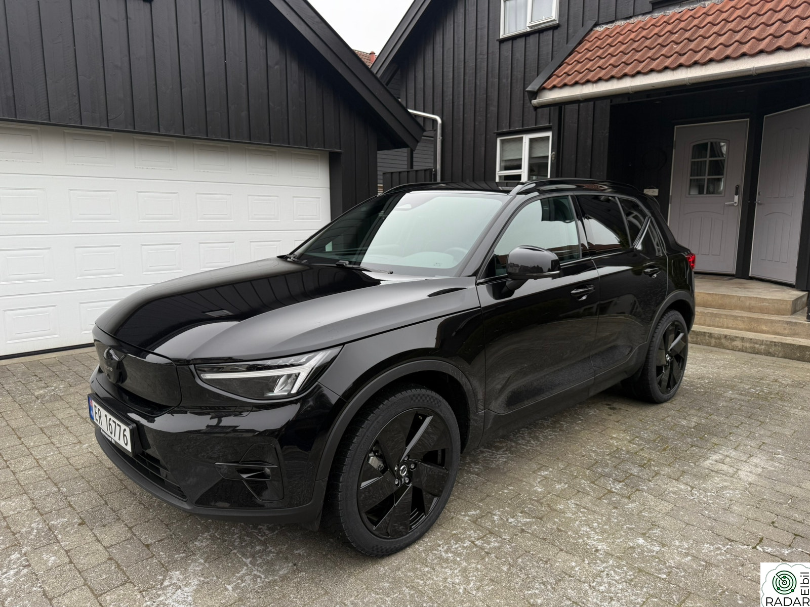 VOLVO EX40 Black Edition