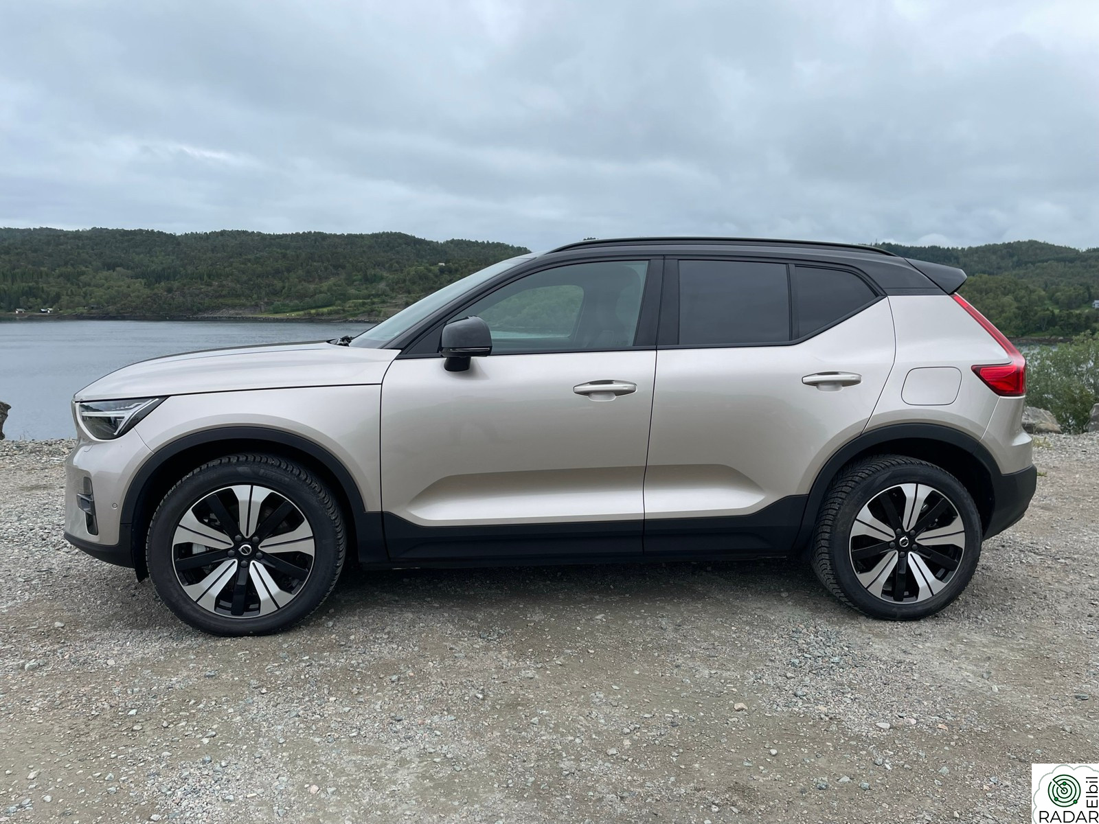VOLVO XC40 408 hk AWD Ultimate, PIXEL, krok
