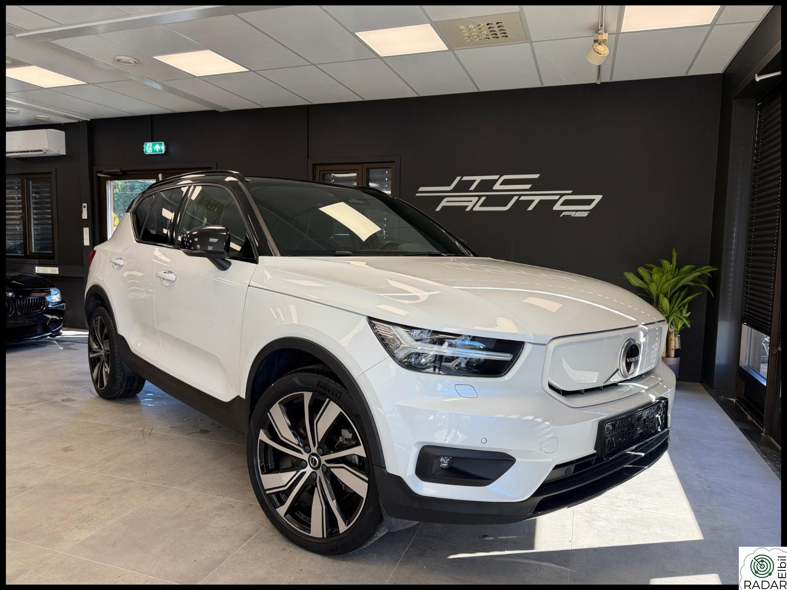 VOLVO XC40 P8 AWD 408hk / Skinn / El seter / Krok / R.kamera