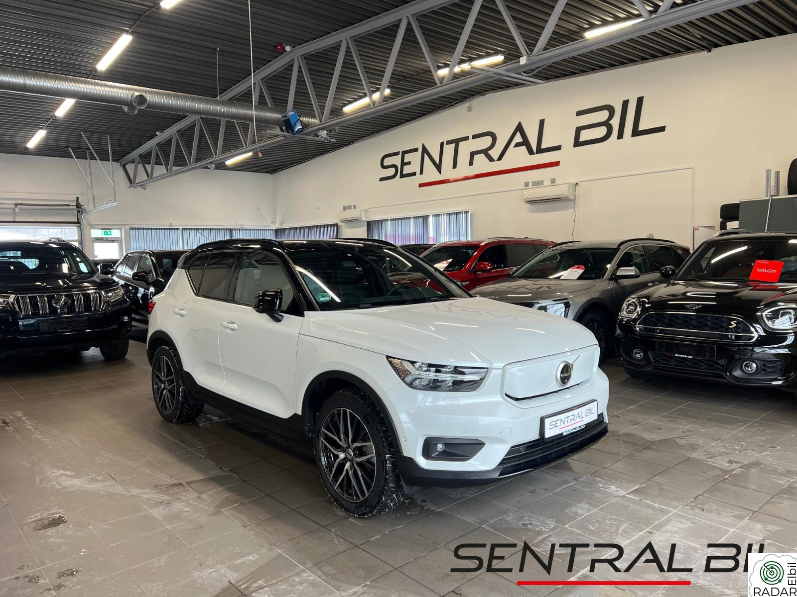 VOLVO XC40 AWD/TWIN PRO//PANORAMA/HELSKINN/KROK/H&K/360KAM++