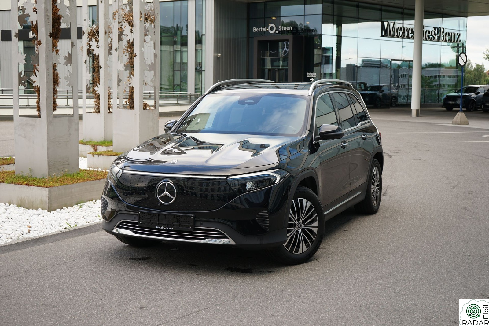 MERCEDES-BENZ EQB 300 4MATIC 4Matic / velutstyrt