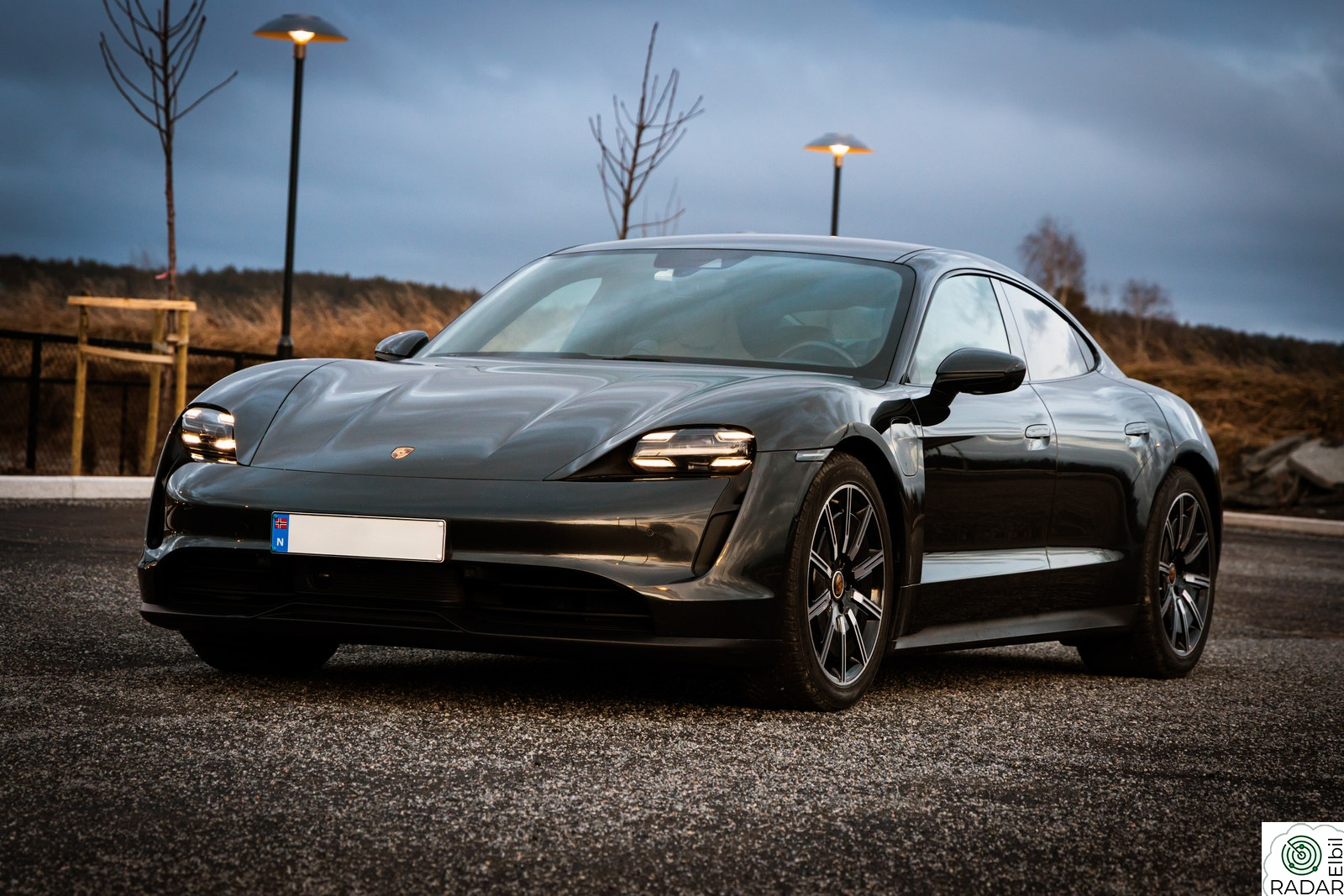 PORSCHE Taycan 4S 4S / 571hk / PBP / PAW / Chrno / 18v / Bakaksl / lav km