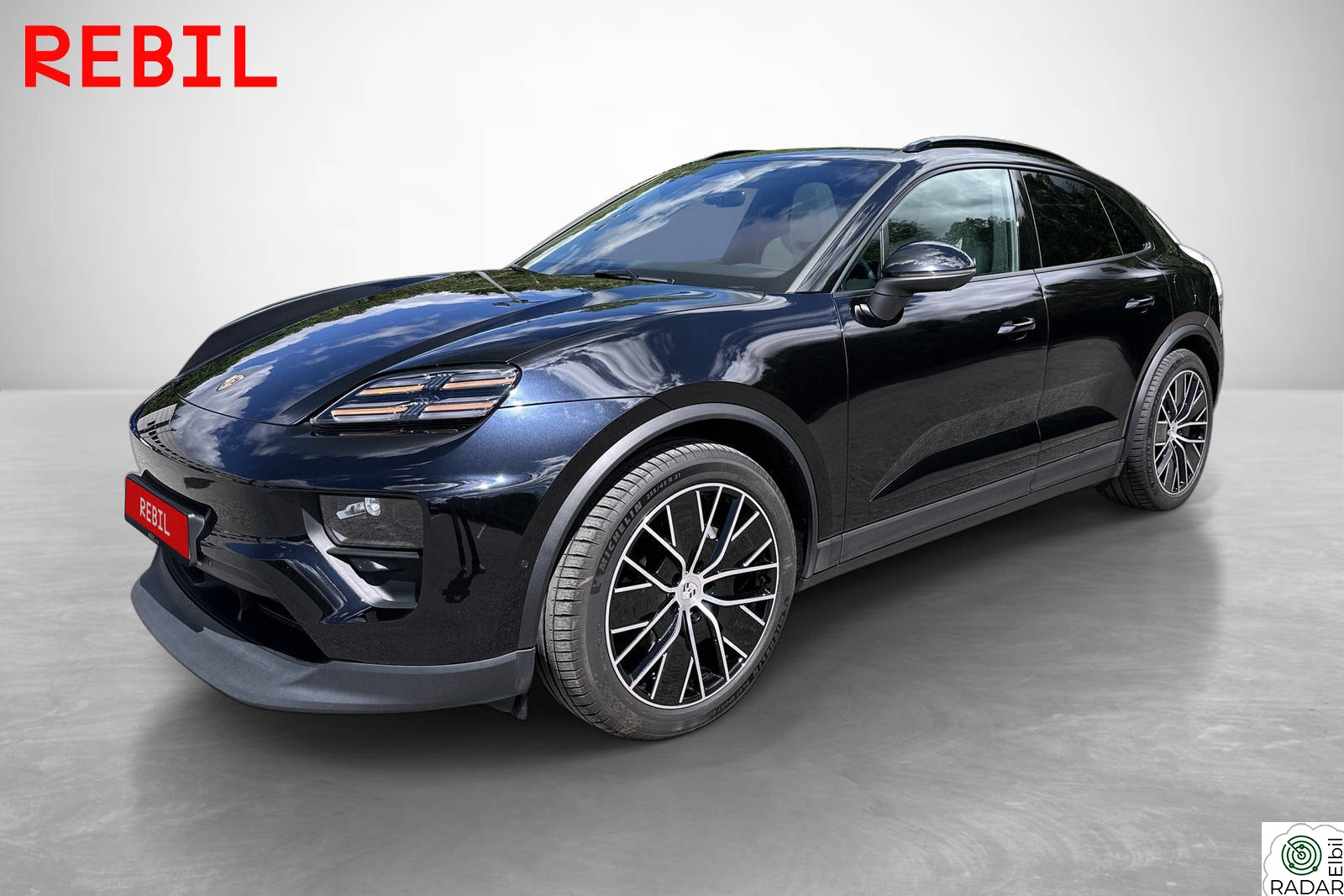 PORSCHE Macan 4 4/BOSE/Luft/Matrix/360/Pano/Memory/Jetblack/BordeauxRed