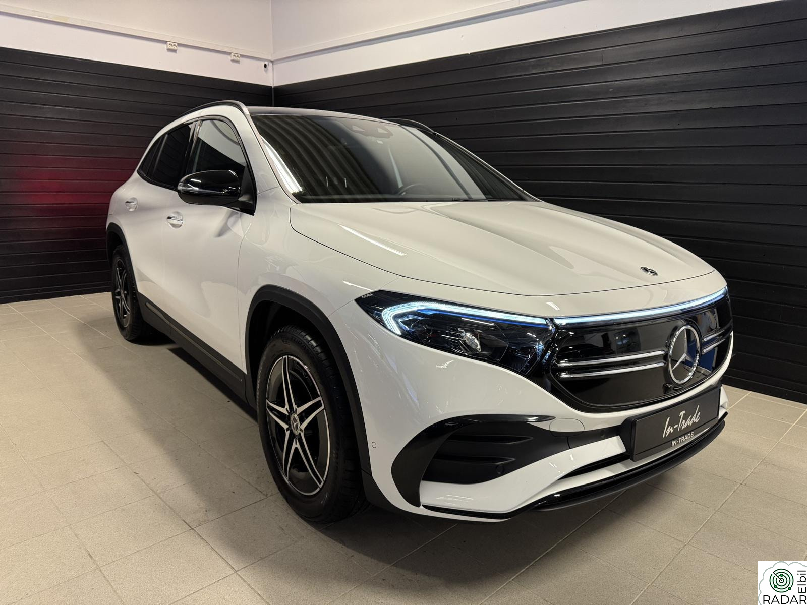 MERCEDES-BENZ EQA 300 4MATIC 300 4MATIC AMG/NIGHT/PANO/HUD/KAMERA/DISTRO/H.FESTE/18"