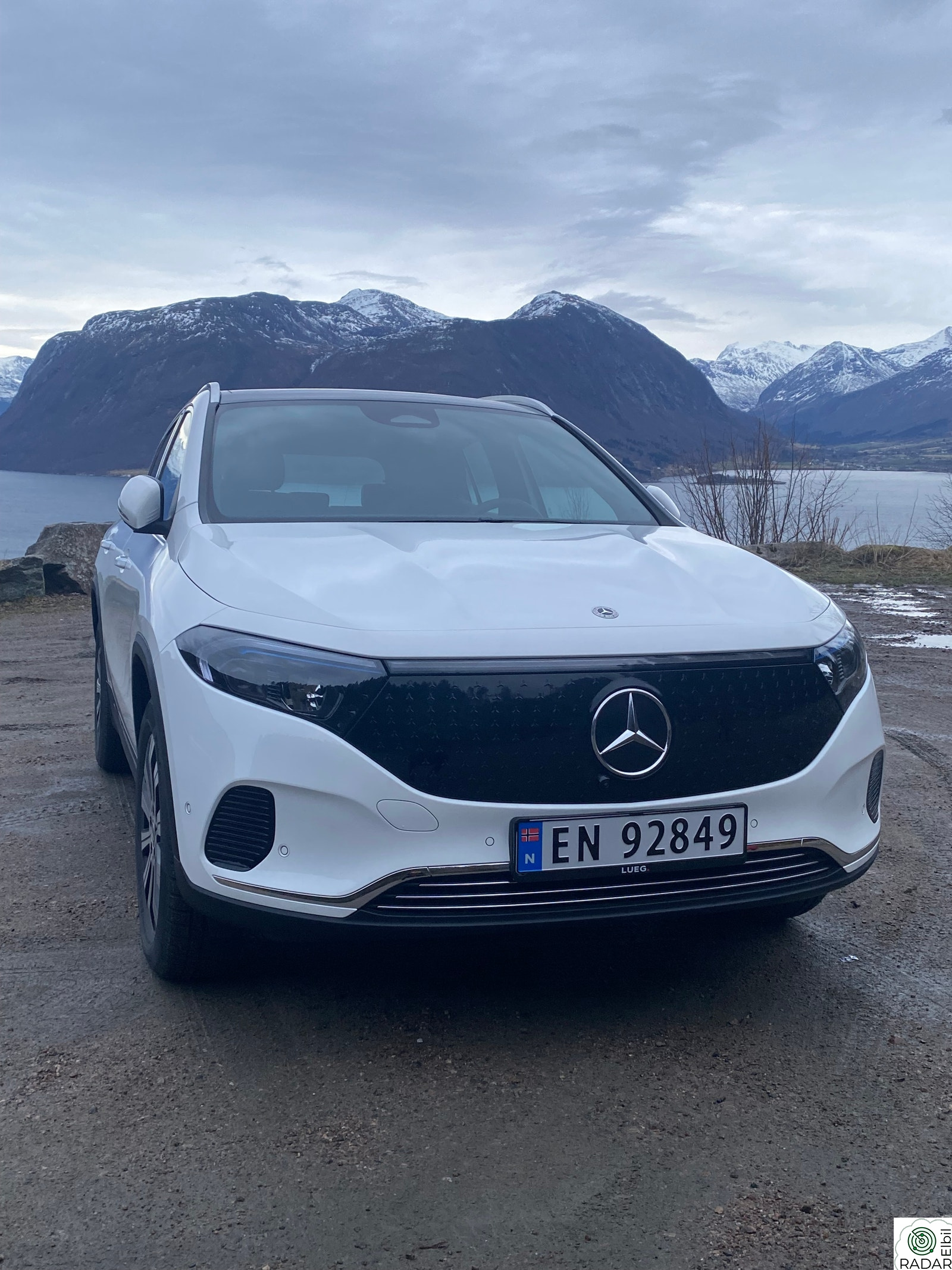 MERCEDES-BENZ EQA 300 4MATIC 300 4  MATIC LUKE KROK KOMFORTSETER LED  LYS