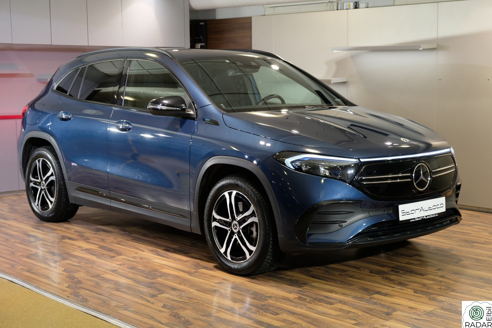 MERCEDES-BENZ EQA 300 4MATIC 300 4M AMG/Memory/Krok/Nattpakke/CarPlay/Distronic+