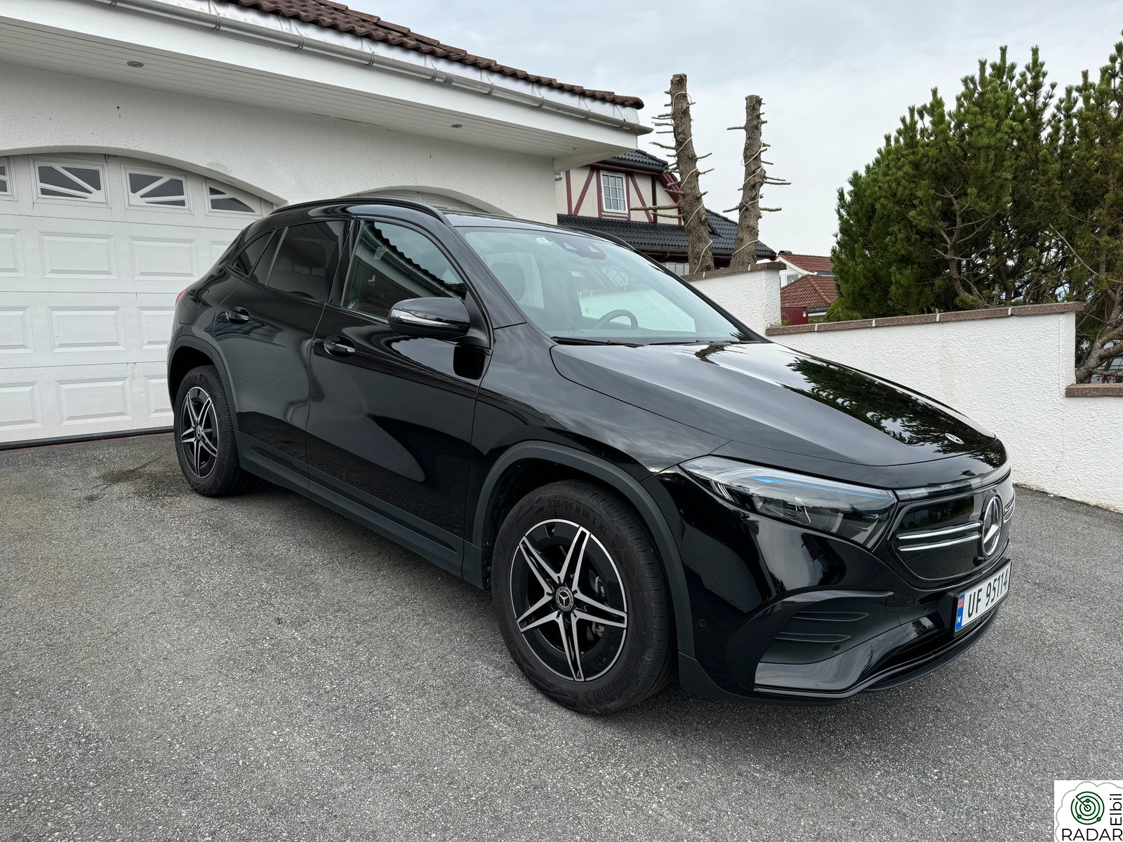 MERCEDES-BENZ EQA 300 4MATIC 300 4-MATIC, AMG Sport-Line, Pan, krok, mem, kamera.