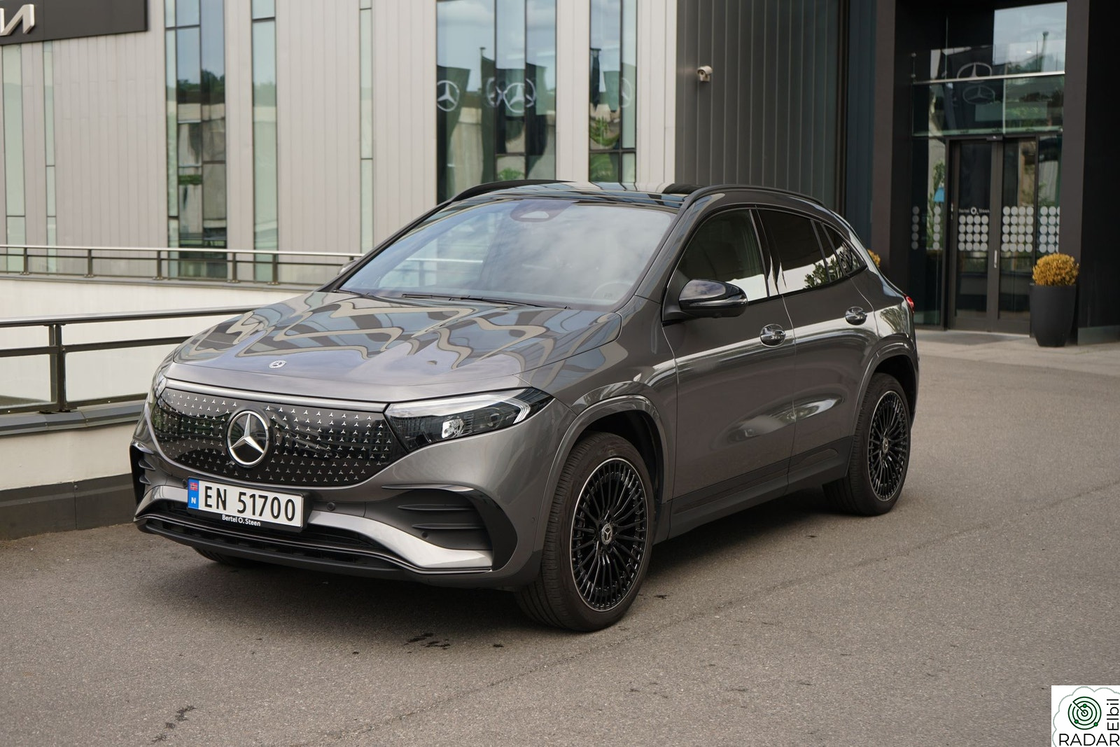 MERCEDES-BENZ EQA 300 4MATIC 4 Matic AMG spesielt velutstyrt