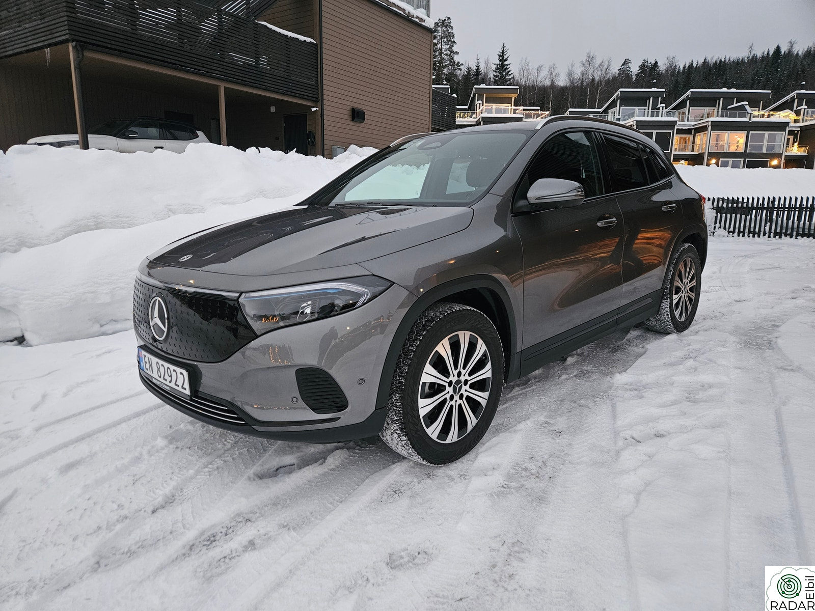 MERCEDES-BENZ EQA 300 4MATIC 300 4MATIC Special Edition - 360° Kamera - 1800kg krok
