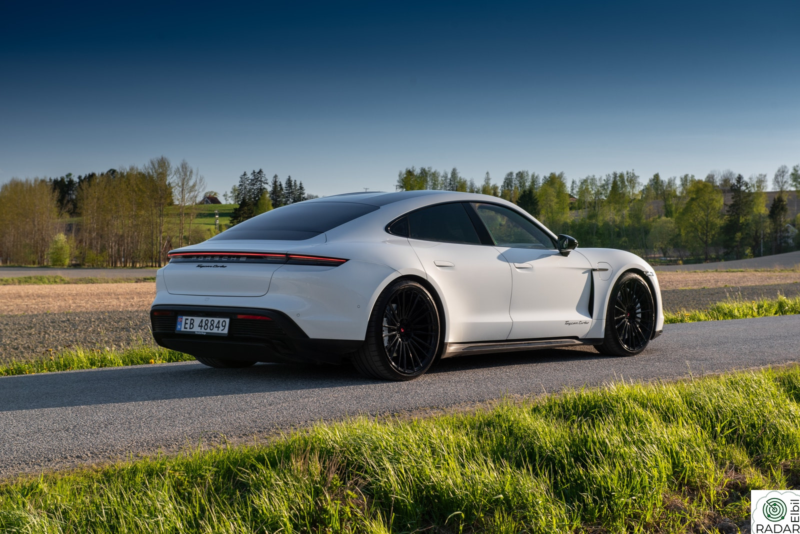 PORSCHE Taycan Turbo TURBO/680HK/Burmester/RearAxSteer/18veis/NightV++.