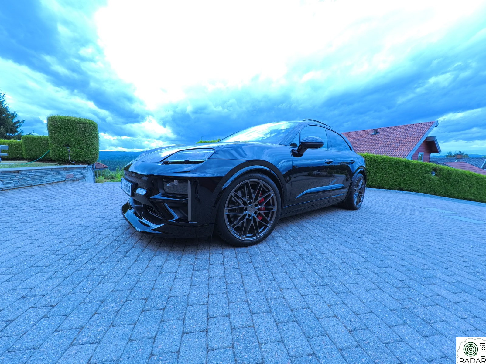 PORSCHE Macan Turbo Turbo 639HK, RearAxSteer,HUD,krok,22’’,Burmester,innDr