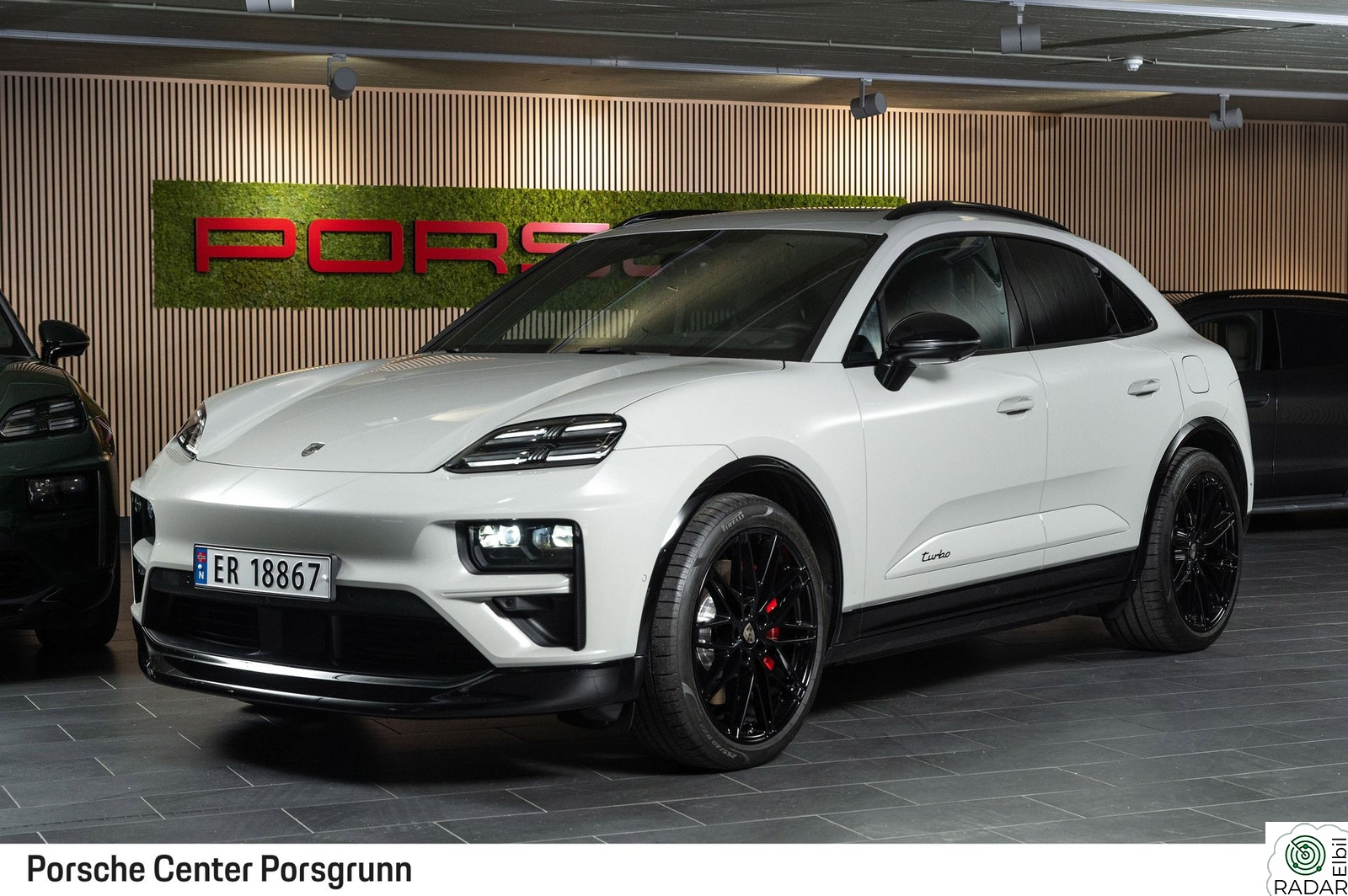 PORSCHE Macan Turbo Burmester/Rear-axel/Pano/Krok/Sport-chrono/HUD/+++