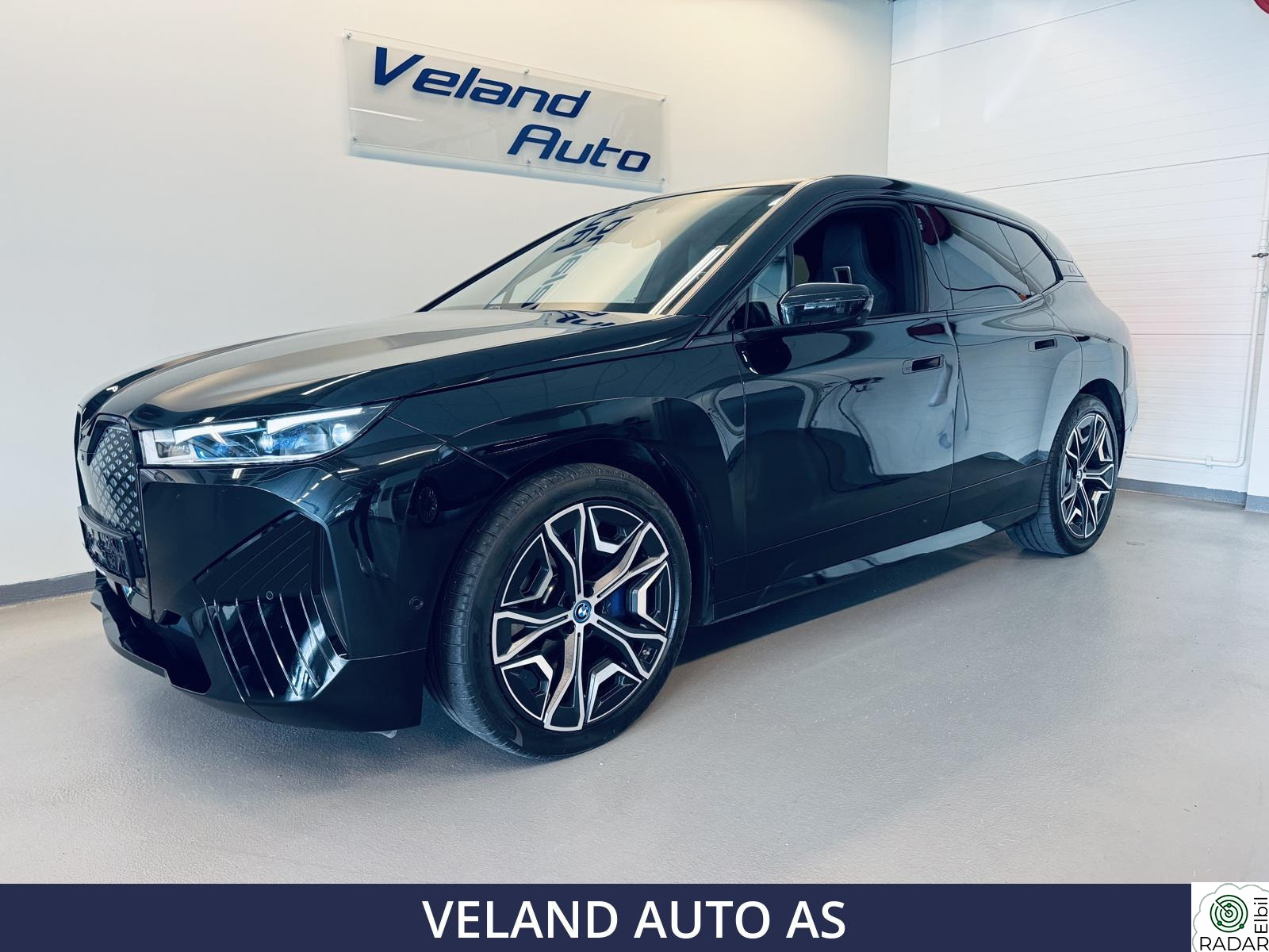 BMW iX xDrive50 XDRIVE50 FULLY CHARGED / BAK.STYRING / 7ÅR BSI!! / 22"