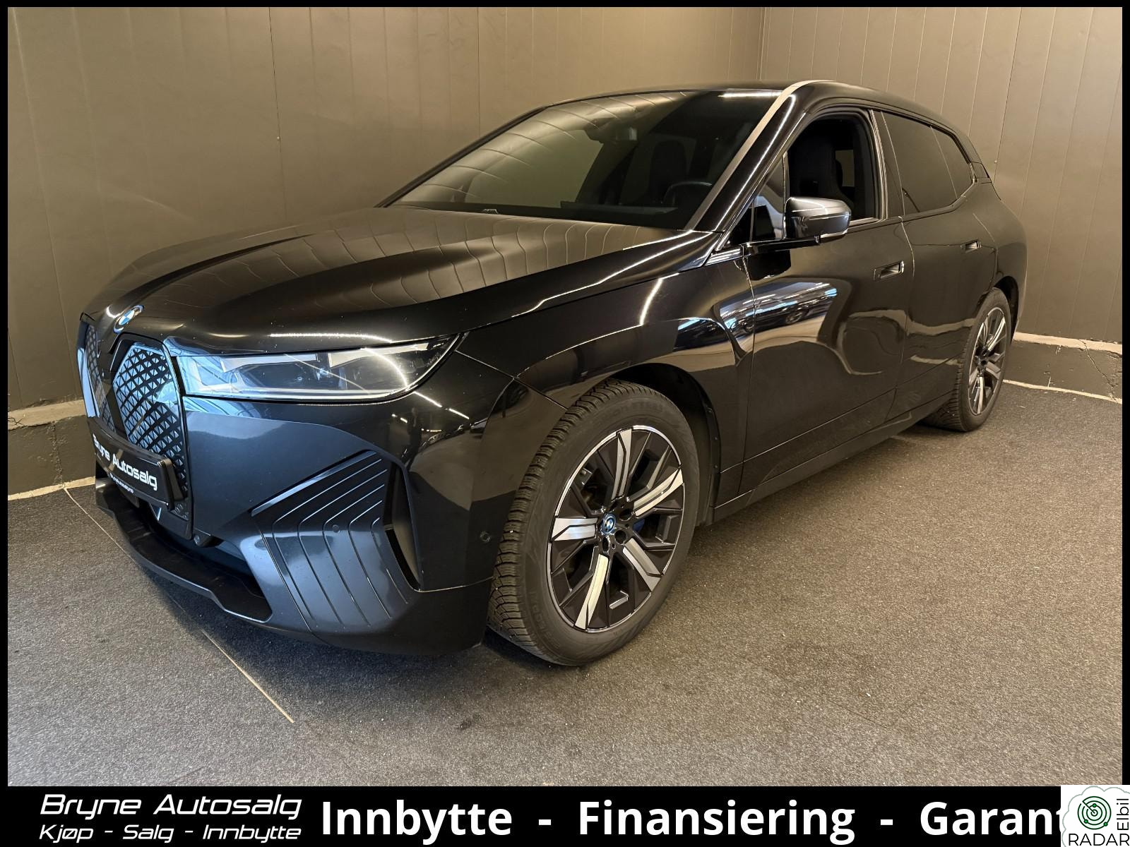 BMW iX xDrive40 FullyCharged/M-SPORT/ACC/360KAMERA/KROK/HUD/H&K/PANO+++