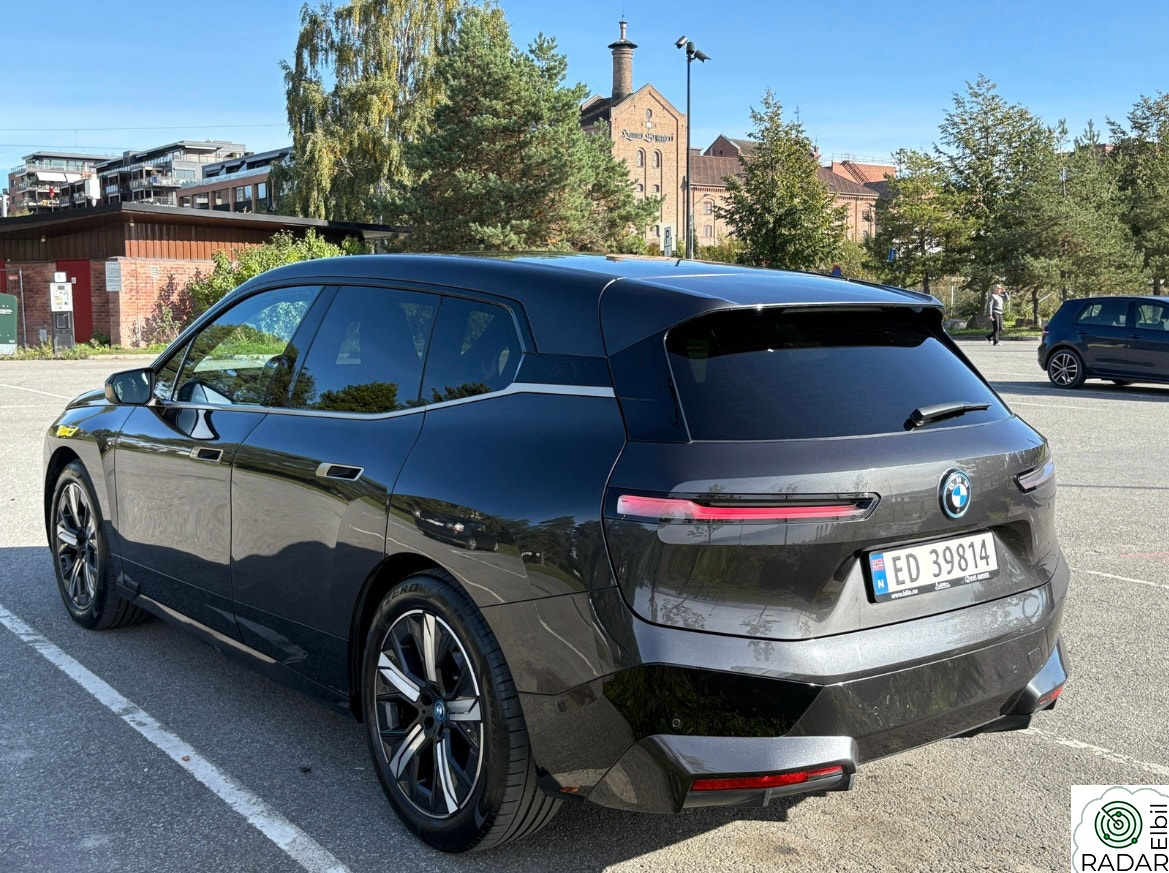 BMW iX xDrive40 IX40/FullyCharged/Sportpakke/Skylounge/Massasje/Laser