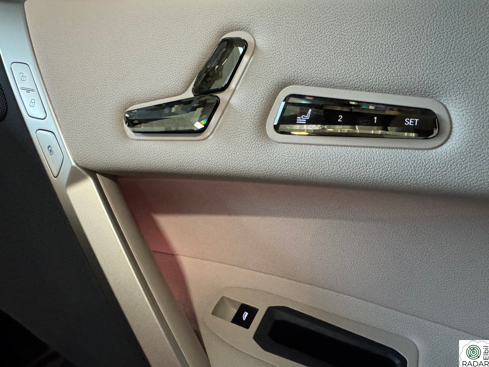 BMW iX xDrive40 KUPP! Fully Charged (luftfjæring, soft close mv.)