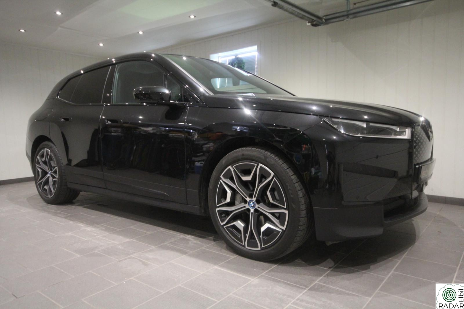 BMW iX xDrive50 50 FULLY CHARGED SPORT 22" KROK NORSK TOPPUTSTYRT BIL