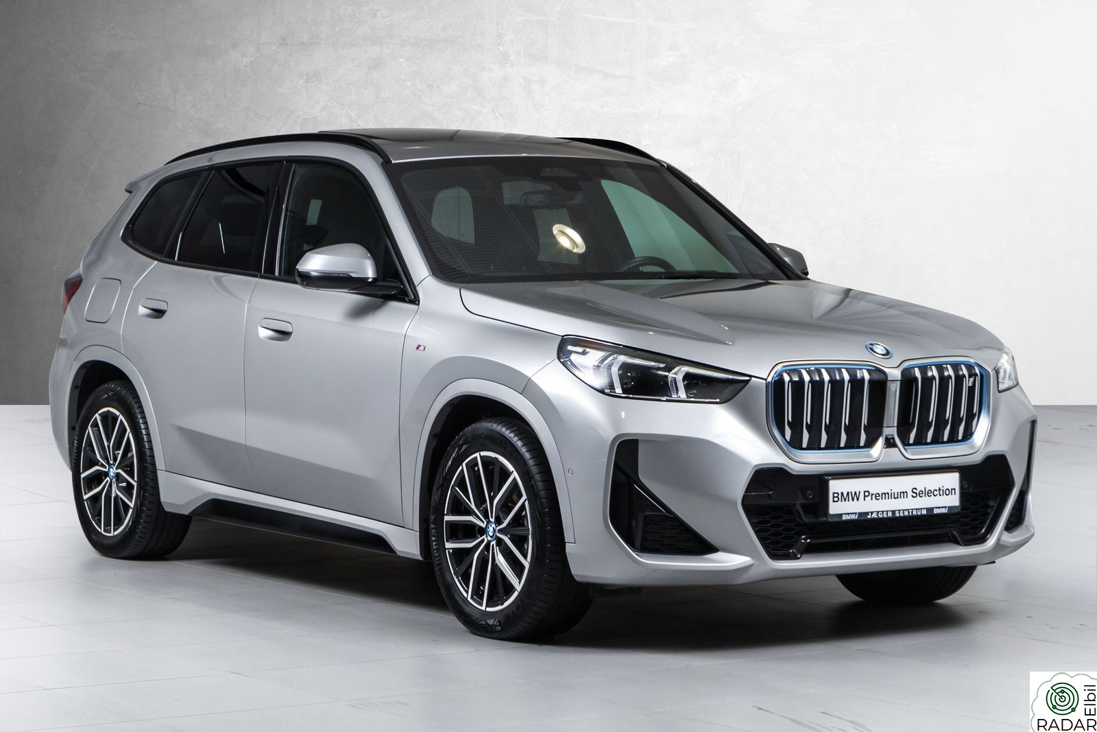 BMW iX1 xDrive30 FullyCharge-Glasstak-Skinn-Krok-Adaptiv Cruise