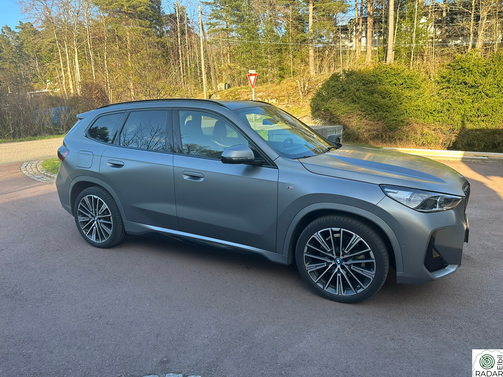 BMW iX1 xDrive30 M-Sport/20"/Fully Charged/Skinn/Panorama/HeadUp/Krok
