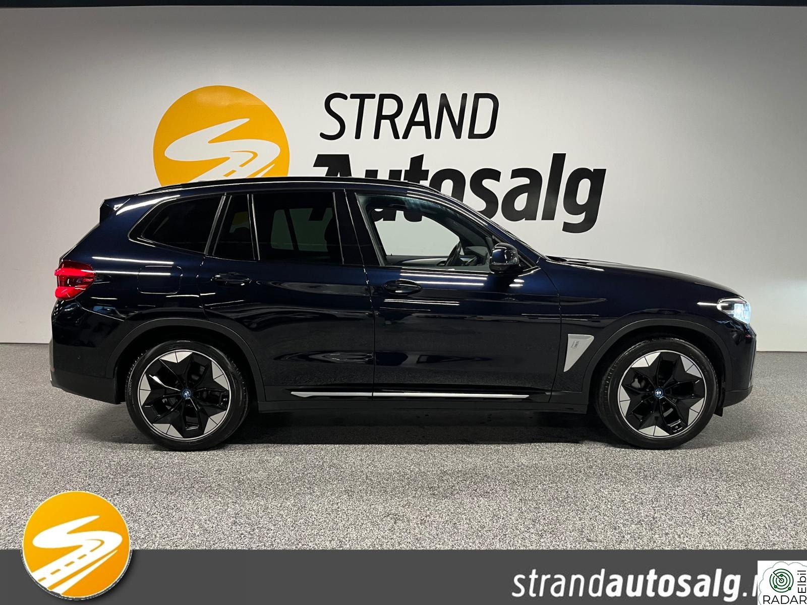 BMW iX3 Fully Charged AdaptivCruise Panorama HUD Skinn H&K Krok