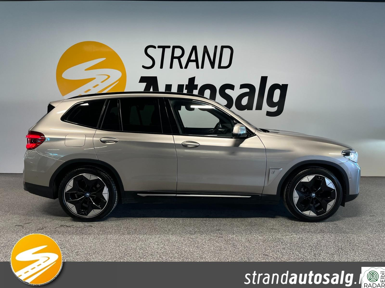 BMW iX3 Fully Charged AdaptivCruise Panorama HUD Skinn H&K Krok
