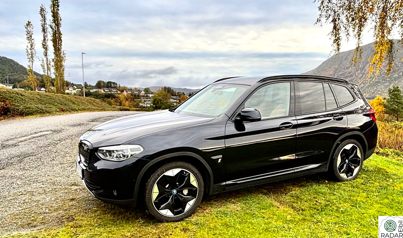 BMW iX3 Fully Charged, Strøken med alle detaljer i sort