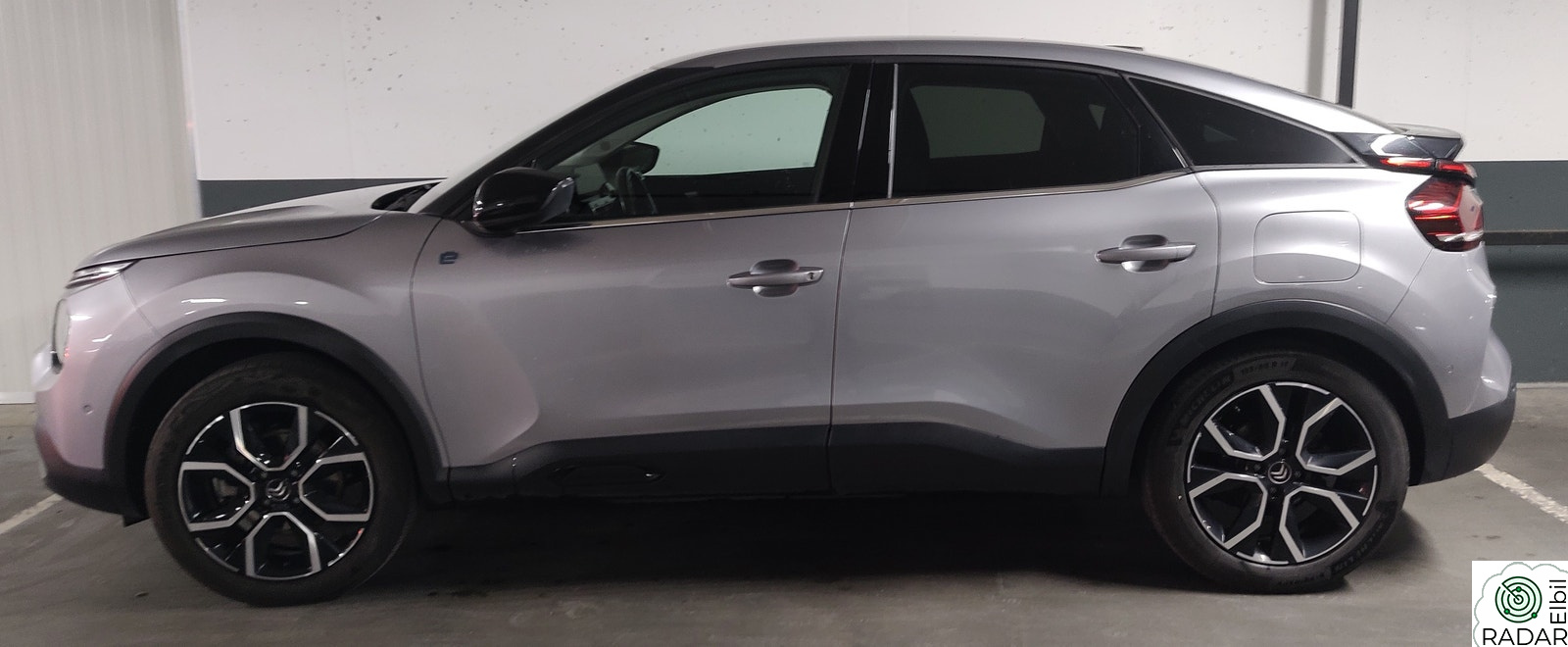 CITROEN E-C4 Shine. Strøken bil, helt fri for riper.