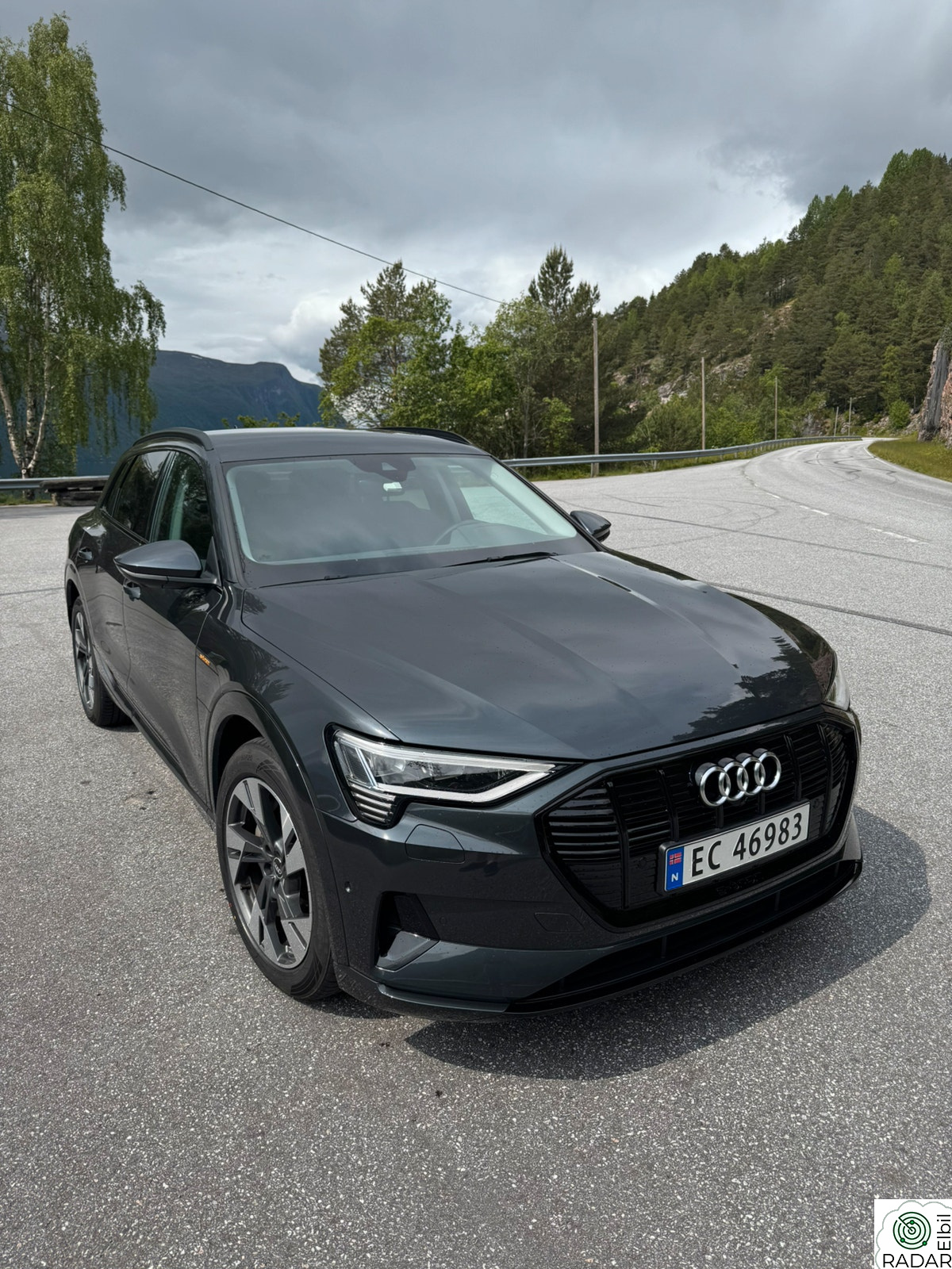 AUDI e-tron 50 50 Advanced Sport sort optikk